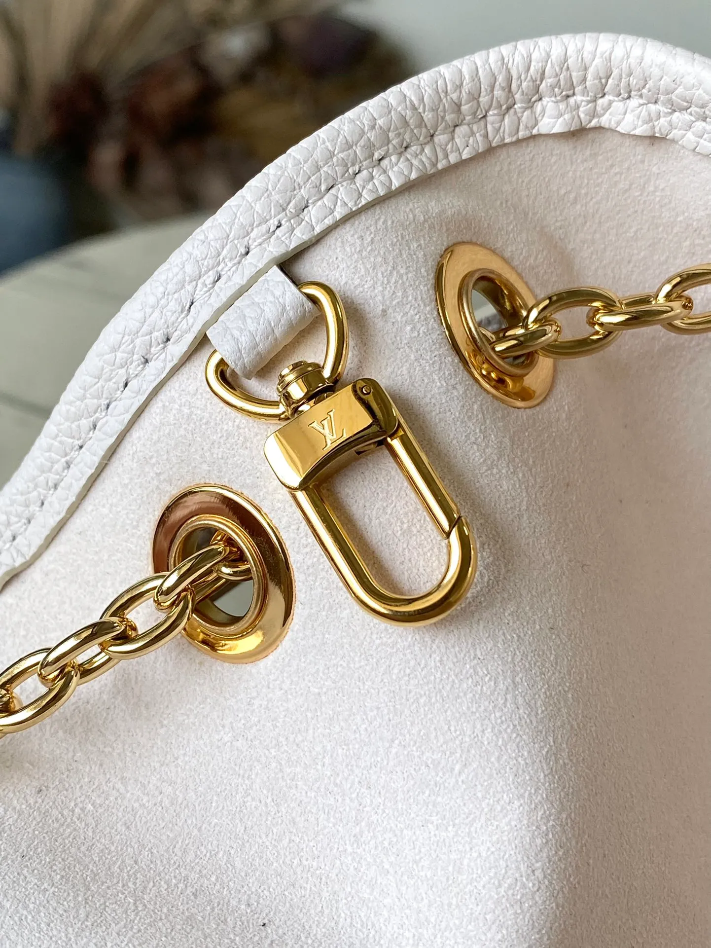 💰1260 (top layer leather) top quality original item M46545 This Summer Bundle handbag is from the Dégradé series. The new drawstring design adds to the summer atmosphere. The Monogram Empreinte embossed leather bag features a gradient tone to brighten any seasonal look. The double handles and detachable cross-body strap provide a variety of stylish carrying options, making it a great companion for travel day and night. Detailed features: 28 x 20 x 11.5 cm (length x height x width)