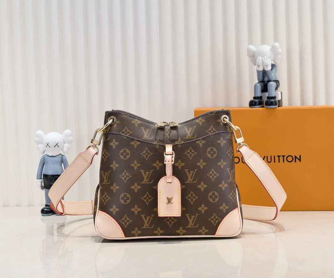 💰Large yellow leather 200 Small yellow leather 320💰Upgraded original version M45353 M45354 M45355 A new Odeon medium and small handbag is launched in the autumn and winter of 2020, using Monogram canvas and reinforced leather corners to convey a retro feel. The adjustable shoulder strap makes it easy to carry on the shoulder or across the body, and the zipper allows easy access to your belongings. Monogram coated canvas Semi-distressed vegetable tanned leather Natural cowhide and colorful cowhide trim Fabric lining Metal hardware Leather corners Shoulder strap loops Double zip closure External patch pocket with magnetic closure