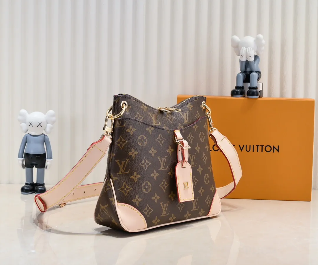 💰Large yellow leather 200 Small yellow leather 320💰Upgraded original version M45353 M45354 M45355 A new Odeon medium and small handbag is launched in the autumn and winter of 2020, using Monogram canvas and reinforced leather corners to convey a retro feel. The adjustable shoulder strap makes it easy to carry on the shoulder or across the body, and the zipper allows easy access to your belongings. Monogram coated canvas Semi-distressed vegetable tanned leather Natural cowhide and colorful cowhide trim Fabric lining Metal hardware Leather corners Shoulder strap loops Double zip closure External patch pocket with magnetic closure