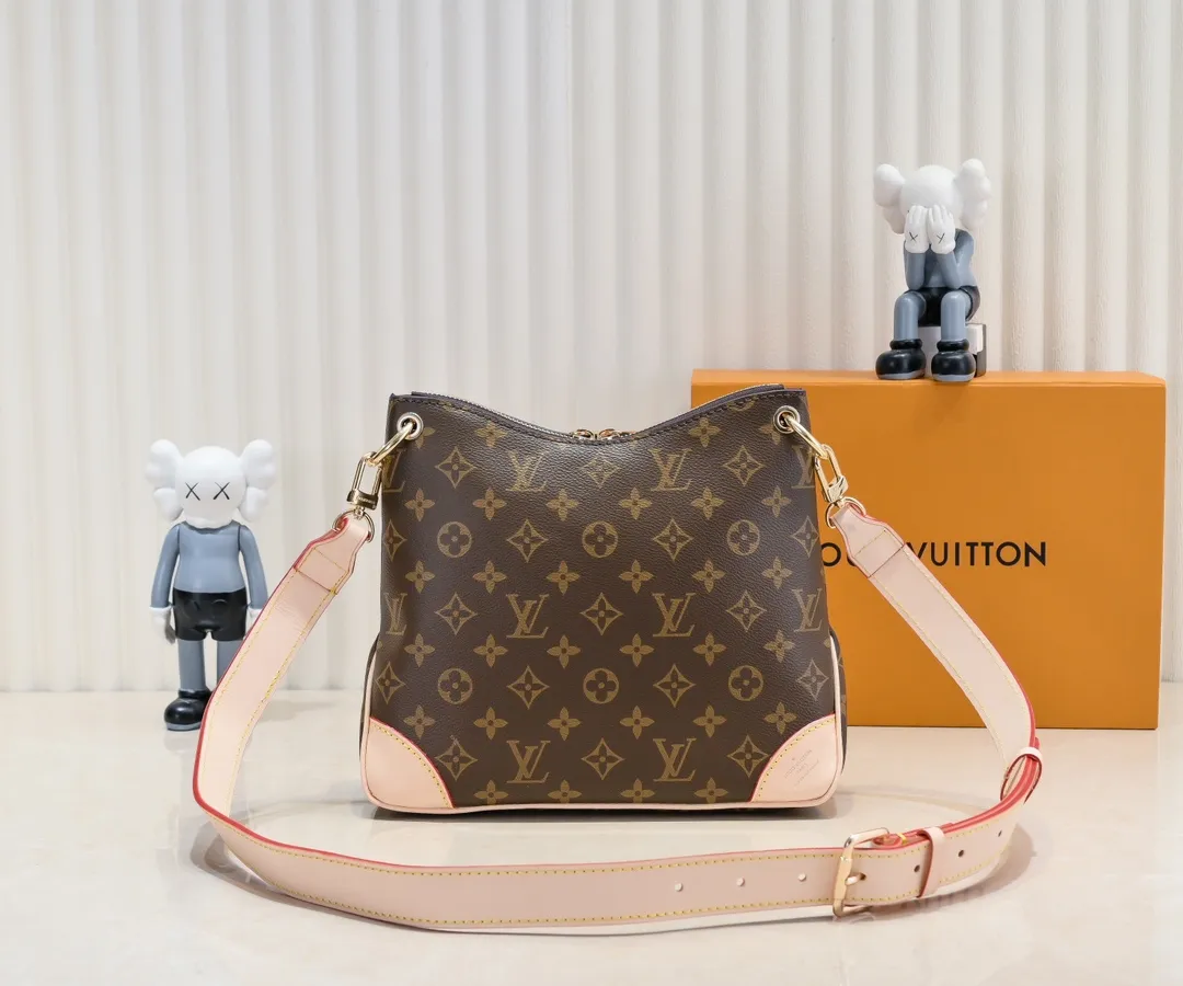 💰Large yellow leather 200 Small yellow leather 320💰Upgraded original version M45353 M45354 M45355 A new Odeon medium and small handbag is launched in the autumn and winter of 2020, using Monogram canvas and reinforced leather corners to convey a retro feel. The adjustable shoulder strap makes it easy to carry on the shoulder or across the body, and the zipper allows easy access to your belongings. Monogram coated canvas Semi-distressed vegetable tanned leather Natural cowhide and colorful cowhide trim Fabric lining Metal hardware Leather corners Shoulder strap loops Double zip closure External patch pocket with magnetic closure
