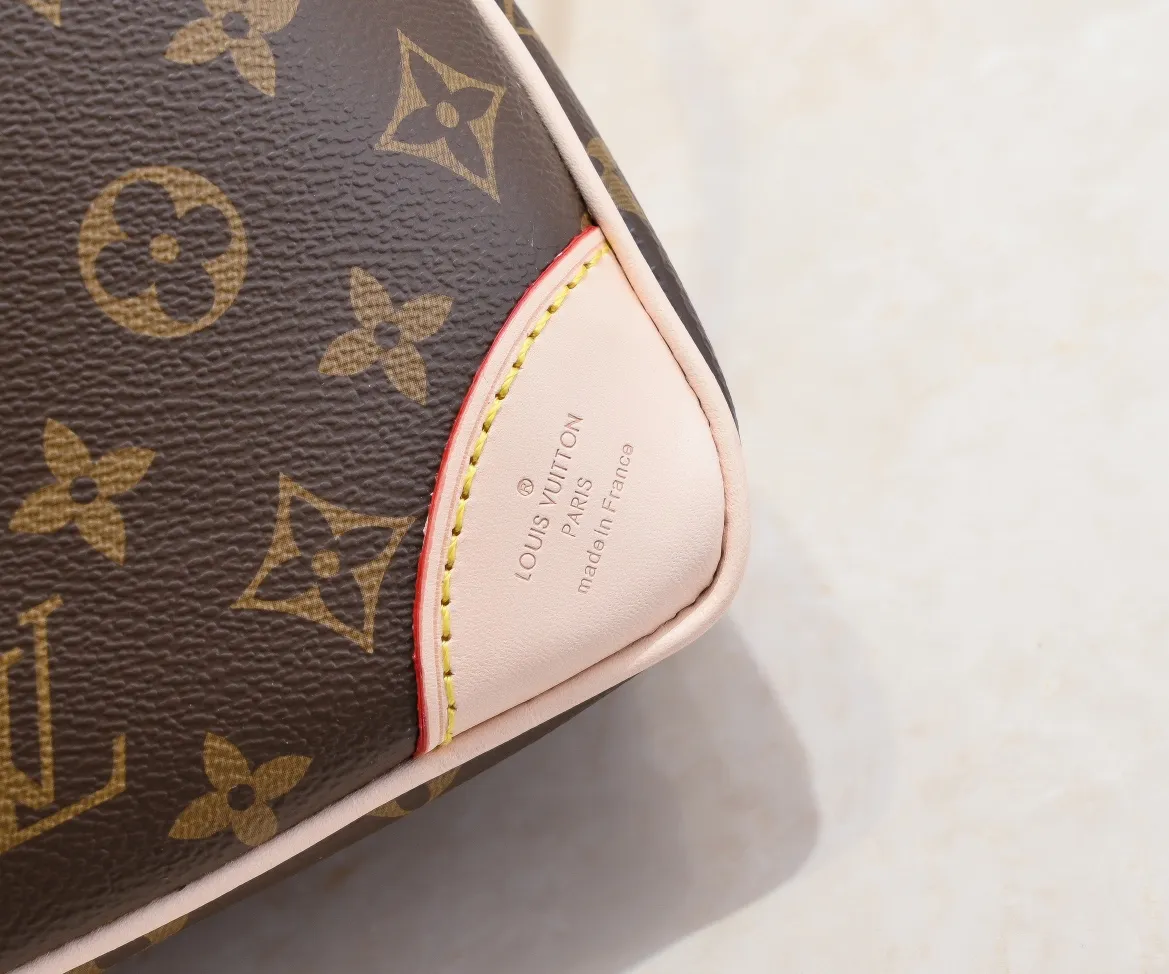 💰Large yellow leather 200 Small yellow leather 320💰Upgraded original version M45353 M45354 M45355 A new Odeon medium and small handbag is launched in the autumn and winter of 2020, using Monogram canvas and reinforced leather corners to convey a retro feel. The adjustable shoulder strap makes it easy to carry on the shoulder or across the body, and the zipper allows easy access to your belongings. Monogram coated canvas Semi-distressed vegetable tanned leather Natural cowhide and colorful cowhide trim Fabric lining Metal hardware Leather corners Shoulder strap loops Double zip closure External patch pocket with magnetic closure