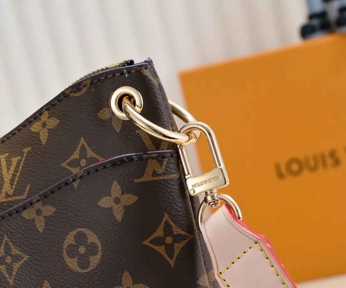 💰Large yellow leather 200 Small yellow leather 320💰Upgraded original version M45353 M45354 M45355 A new Odeon medium and small handbag is launched in the autumn and winter of 2020, using Monogram canvas and reinforced leather corners to convey a retro feel. The adjustable shoulder strap makes it easy to carry on the shoulder or across the body, and the zipper allows easy access to your belongings. Monogram coated canvas Semi-distressed vegetable tanned leather Natural cowhide and colorful cowhide trim Fabric lining Metal hardware Leather corners Shoulder strap loops Double zip closure External patch pocket with magnetic closure