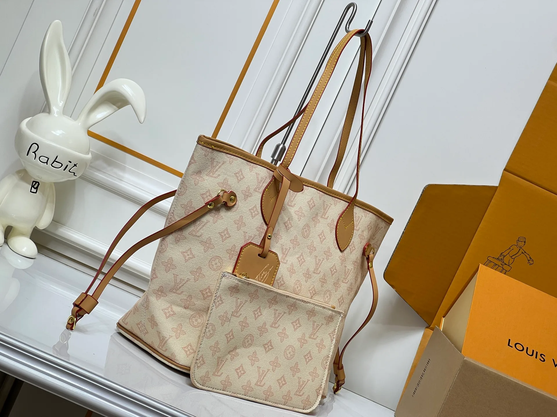 Batch 280💰M45685 M40995 M27521💋💋Louis Vuitton’s new Neverfull is a new interpretation of the classic handbag and explore the exquisite details inside the bag. Redesigned interior pockets feature fresh fabric linings and vintage details inspired by the Louis Vuitton archives, most notably the detachable zippered clutch, which can be used on its own as a sophisticated clutch or as an additional pocket. Bright lining tones add a more lively feel to Monogram's classic canvas. Size: 32*29*17 cm