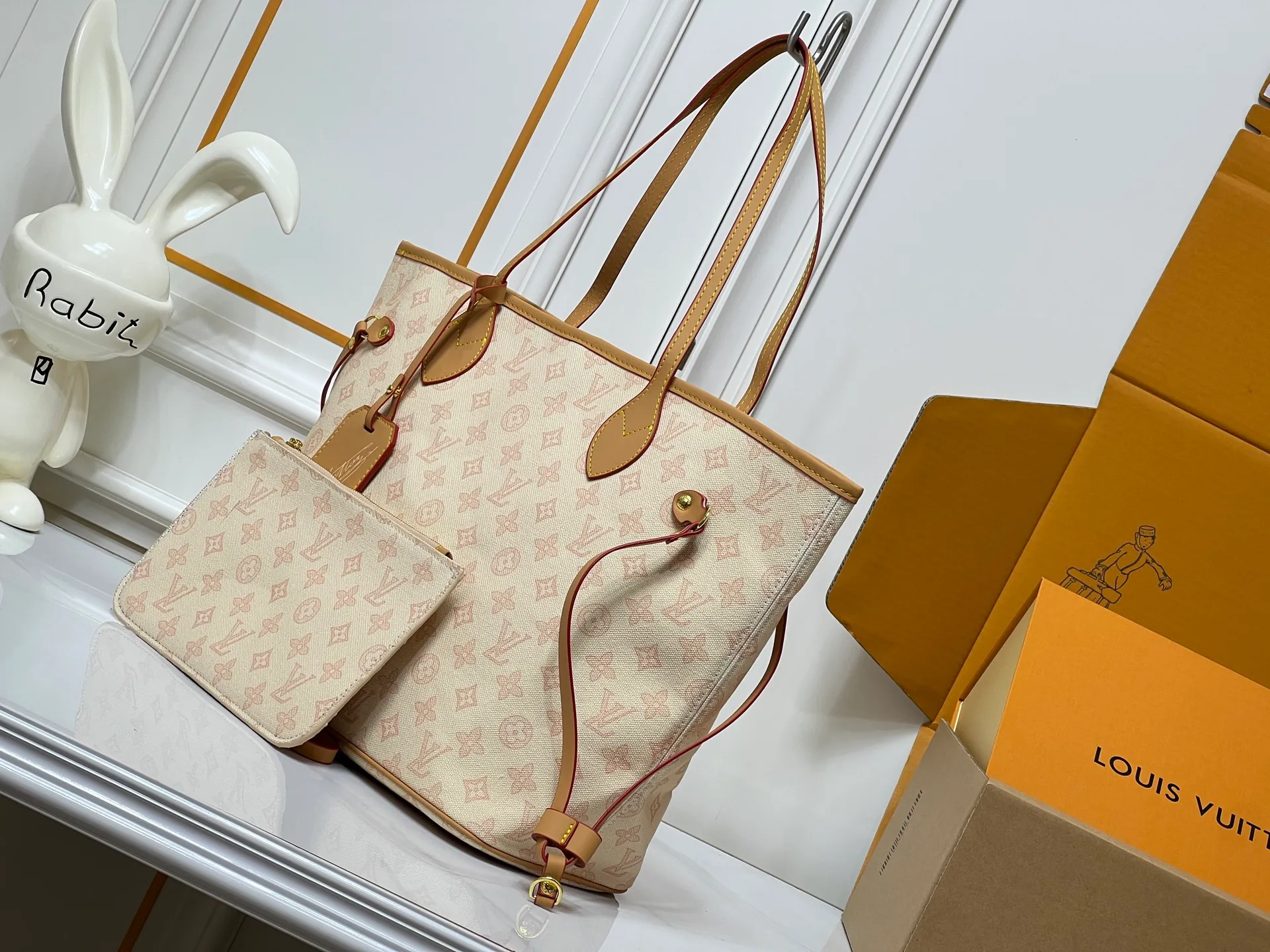 Batch 280💰M45685 M40995 M27521💋💋Louis Vuitton’s new Neverfull is a new interpretation of the classic handbag and explore the exquisite details inside the bag. Redesigned interior pockets feature fresh fabric linings and vintage details inspired by the Louis Vuitton archives, most notably the detachable zippered clutch, which can be used on its own as a sophisticated clutch or as an additional pocket. Bright lining tones add a more lively feel to Monogram's classic canvas. Size: 32*29*17 cm