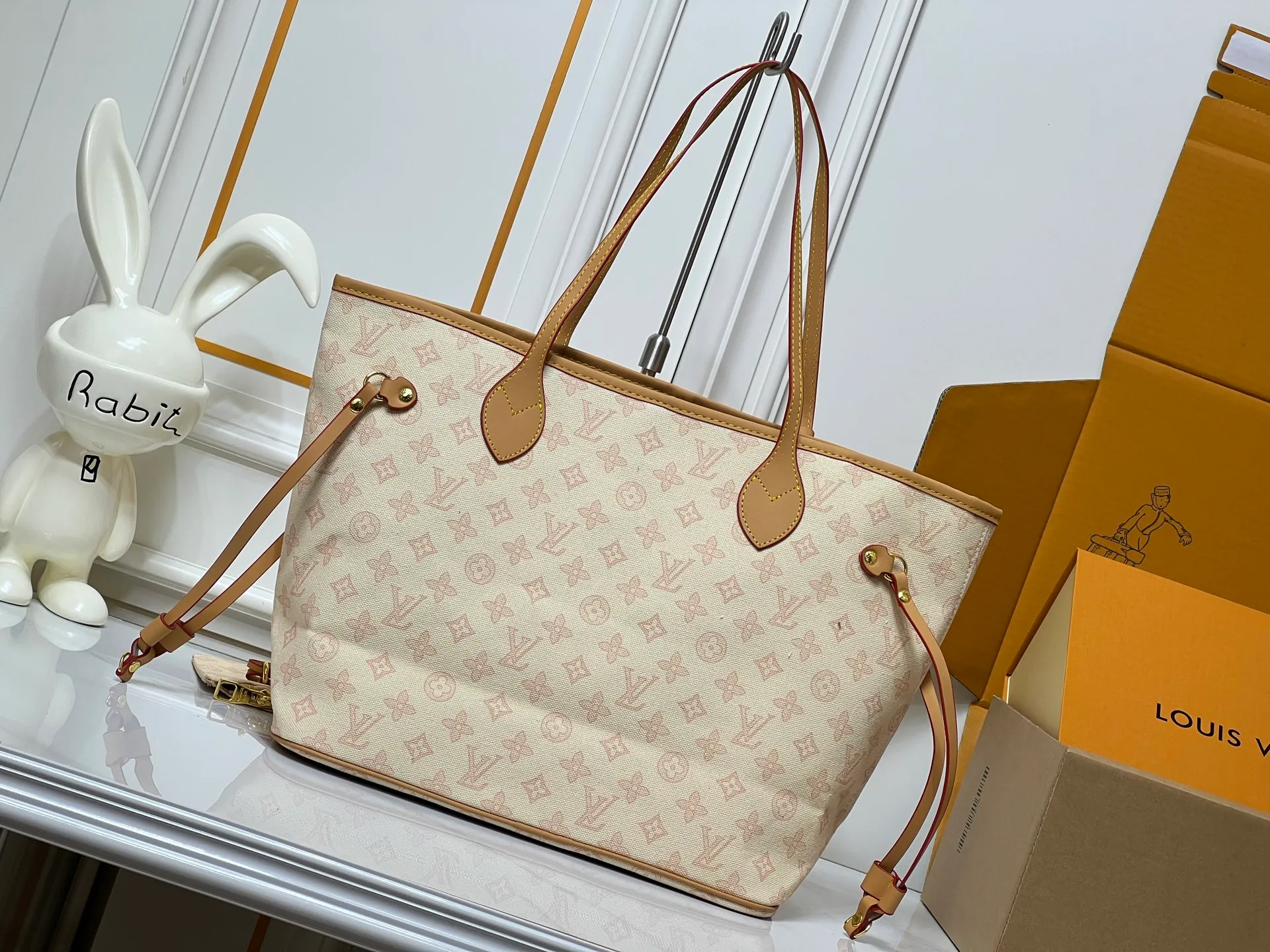 Batch 280💰M45685 M40995 M27521💋💋Louis Vuitton’s new Neverfull is a new interpretation of the classic handbag and explore the exquisite details inside the bag. Redesigned interior pockets feature fresh fabric linings and vintage details inspired by the Louis Vuitton archives, most notably the detachable zippered clutch, which can be used on its own as a sophisticated clutch or as an additional pocket. Bright lining tones add a more lively feel to Monogram's classic canvas. Size: 32*29*17 cm