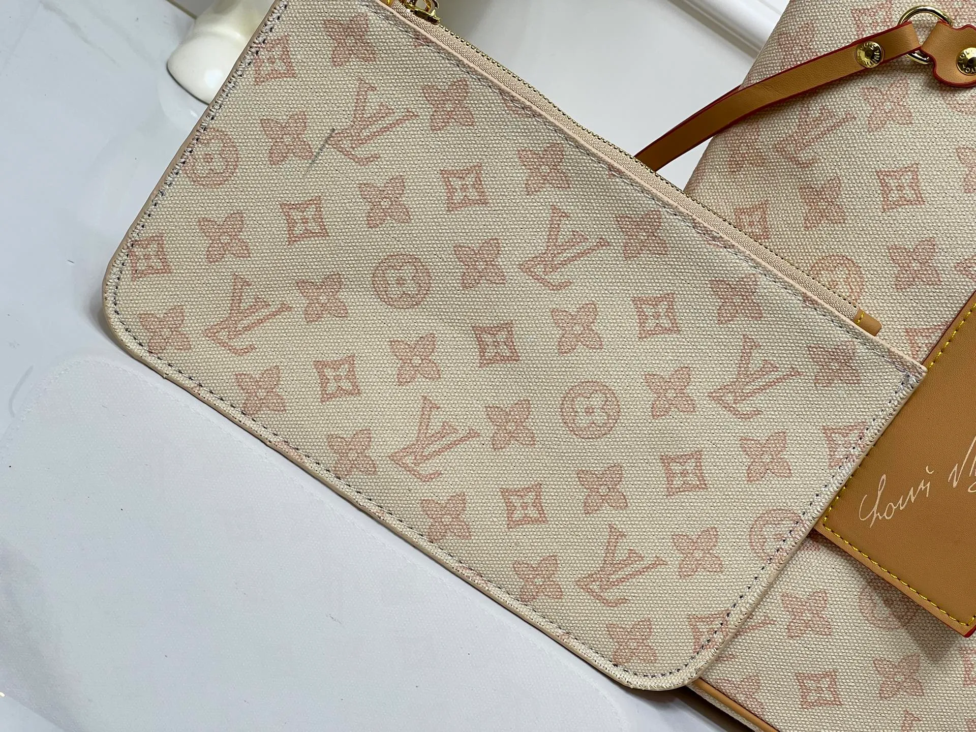 Batch 280💰M45685 M40995 M27521💋💋Louis Vuitton’s new Neverfull is a new interpretation of the classic handbag and explore the exquisite details inside the bag. Redesigned interior pockets feature fresh fabric linings and vintage details inspired by the Louis Vuitton archives, most notably the detachable zippered clutch, which can be used on its own as a sophisticated clutch or as an additional pocket. Bright lining tones add a more lively feel to Monogram's classic canvas. Size: 32*29*17 cm