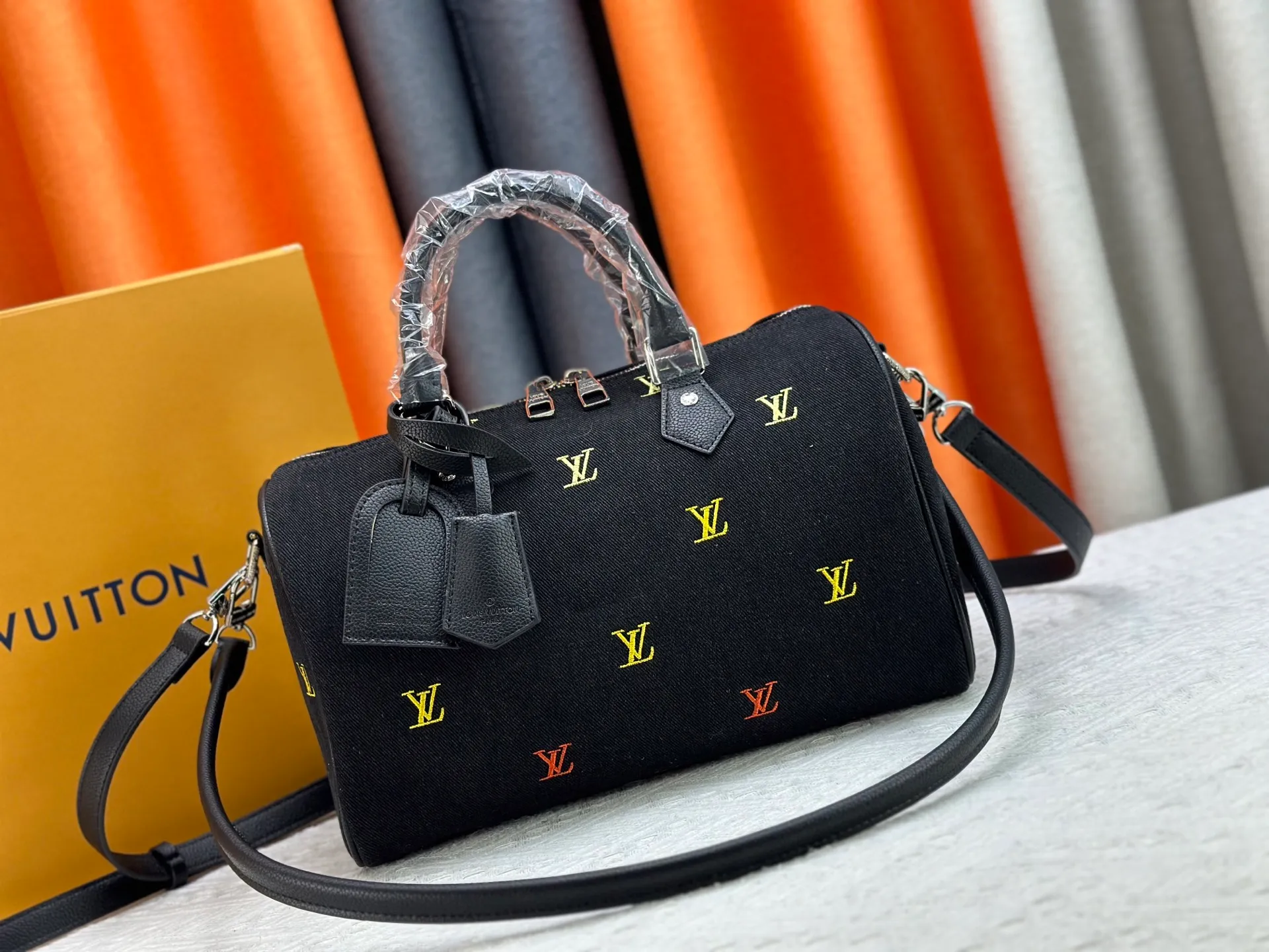 P320 M13966 M40391 Black denim embroidery Pharrell Williams uses deep LV Blason denim to interpret the Keepall Bandoulière 30 travel bag, using keen synesthesia to turn the beating notes into colorful LV letter embroidery, injecting sophisticated meaning into the classic configuration. Detailed features30x21x17cm
