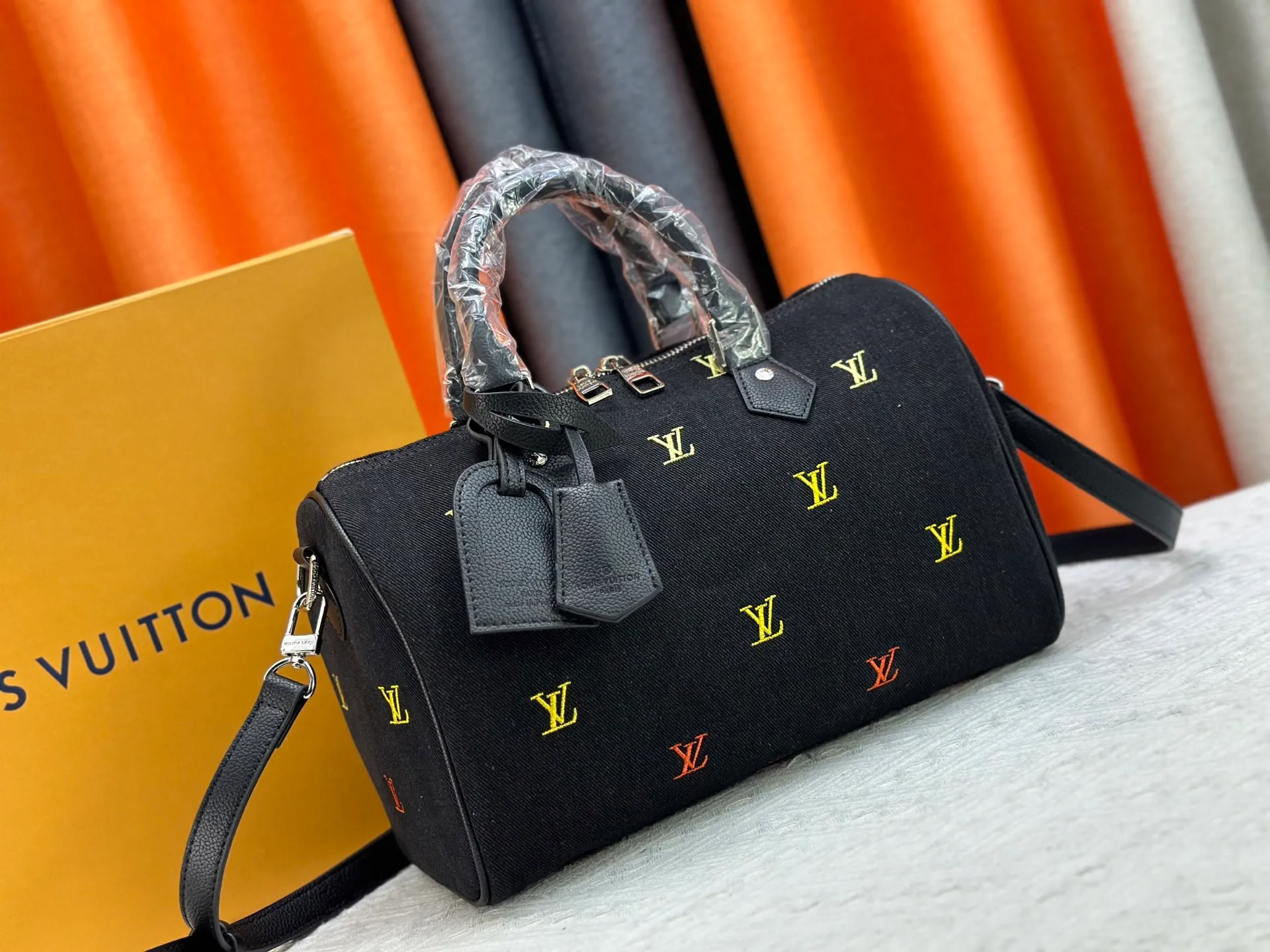 P320 M13966 M40391 Black denim embroidery Pharrell Williams uses deep LV Blason denim to interpret the Keepall Bandoulière 30 travel bag, using keen synesthesia to turn the beating notes into colorful LV letter embroidery, injecting sophisticated meaning into the classic configuration. Detailed features30x21x17cm