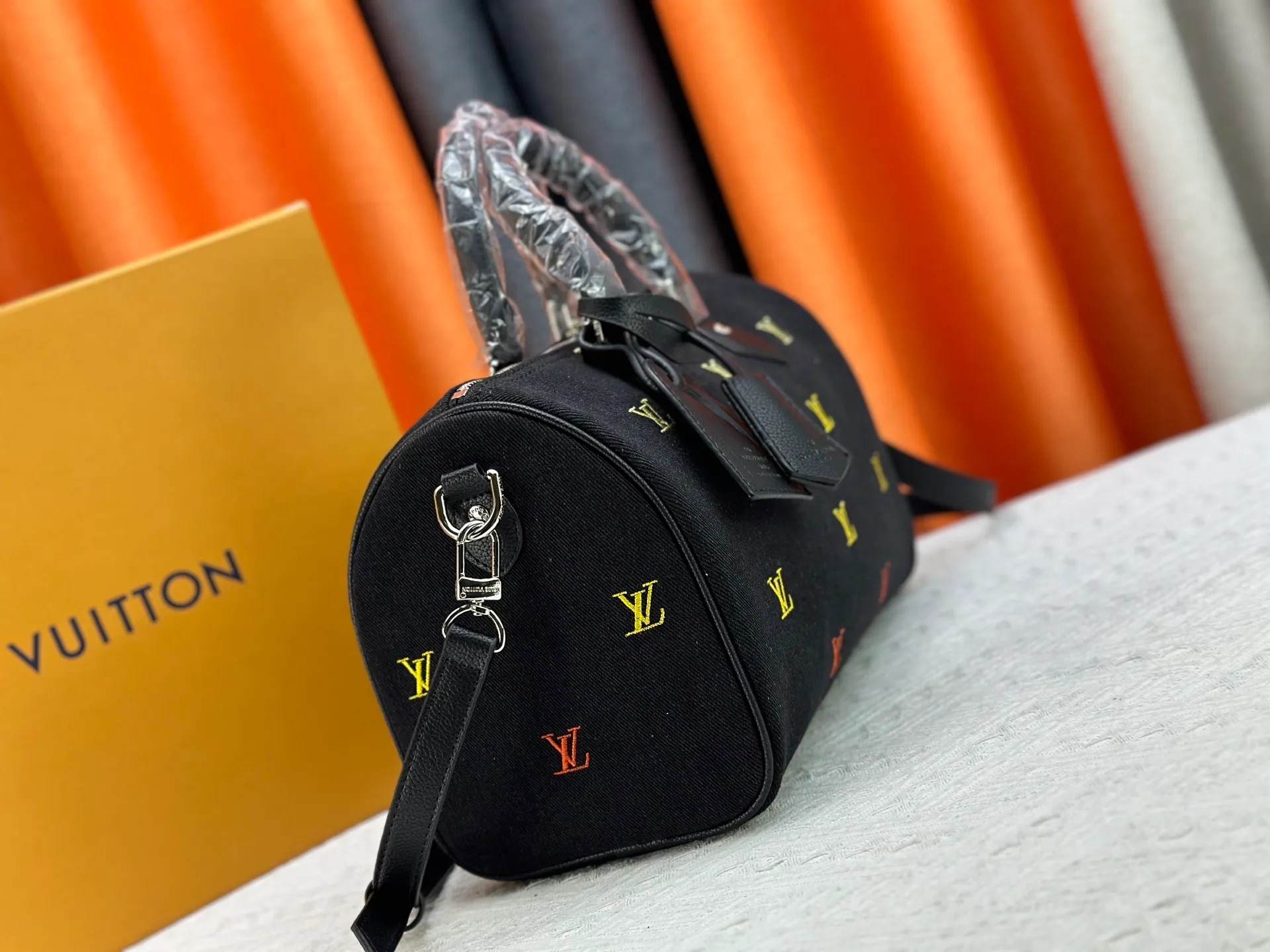 P320 M13966 M40391 Black denim embroidery Pharrell Williams uses deep LV Blason denim to interpret the Keepall Bandoulière 30 travel bag, using keen synesthesia to turn the beating notes into colorful LV letter embroidery, injecting sophisticated meaning into the classic configuration. Detailed features30x21x17cm