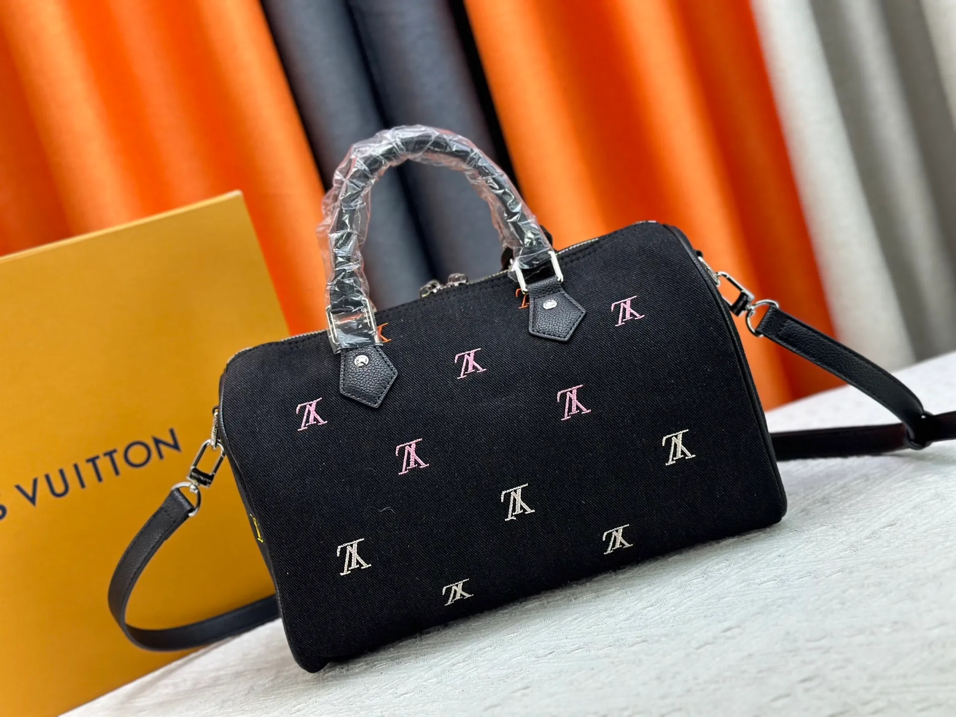 P320 M13966 M40391 Black denim embroidery Pharrell Williams uses deep LV Blason denim to interpret the Keepall Bandoulière 30 travel bag, using keen synesthesia to turn the beating notes into colorful LV letter embroidery, injecting sophisticated meaning into the classic configuration. Detailed features30x21x17cm