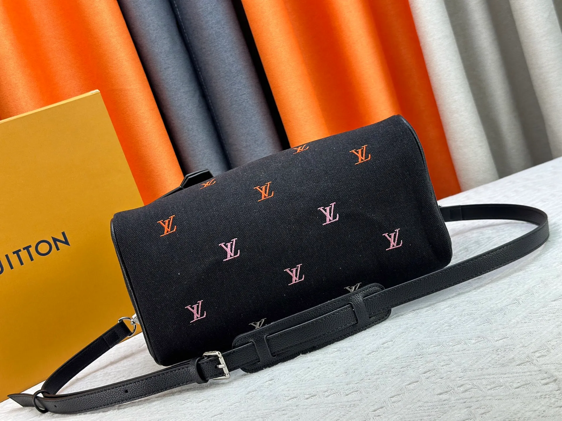 P320 M13966 M40391 Black denim embroidery Pharrell Williams uses deep LV Blason denim to interpret the Keepall Bandoulière 30 travel bag, using keen synesthesia to turn the beating notes into colorful LV letter embroidery, injecting sophisticated meaning into the classic configuration. Detailed features30x21x17cm