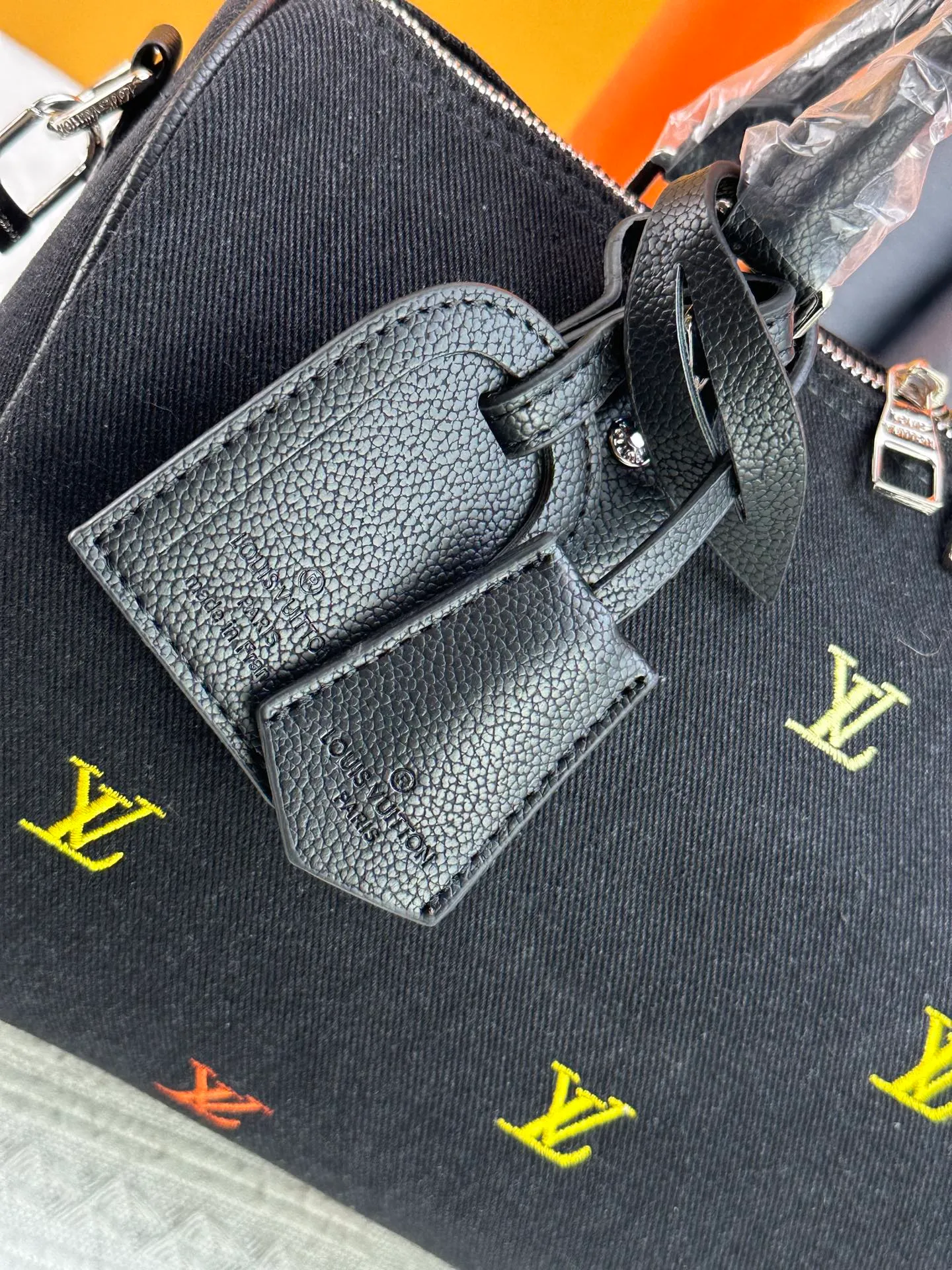 P320 M13966 M40391 Black denim embroidery Pharrell Williams uses deep LV Blason denim to interpret the Keepall Bandoulière 30 travel bag, using keen synesthesia to turn the beating notes into colorful LV letter embroidery, injecting sophisticated meaning into the classic configuration. Detailed features30x21x17cm
