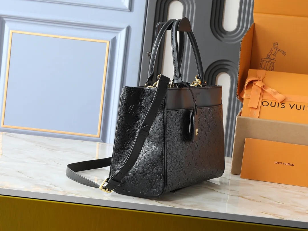 💰280💰Upgraded original M25575 M25577 M15231 Avenue MM (Avenue MM) is a modern alternative to the Grand Palais handbag. Suitable for busy city life, a design that transcends its time. Made of signature single-check leather. Naming choices and base fabric details highlight House’s outstanding craftsmanship. A spacious and practical piece that can accommodate A4-sized documents, a laptop, and various daily necessities. Dimensions: 38.5 x 24 x 15 cm (length x height x width)