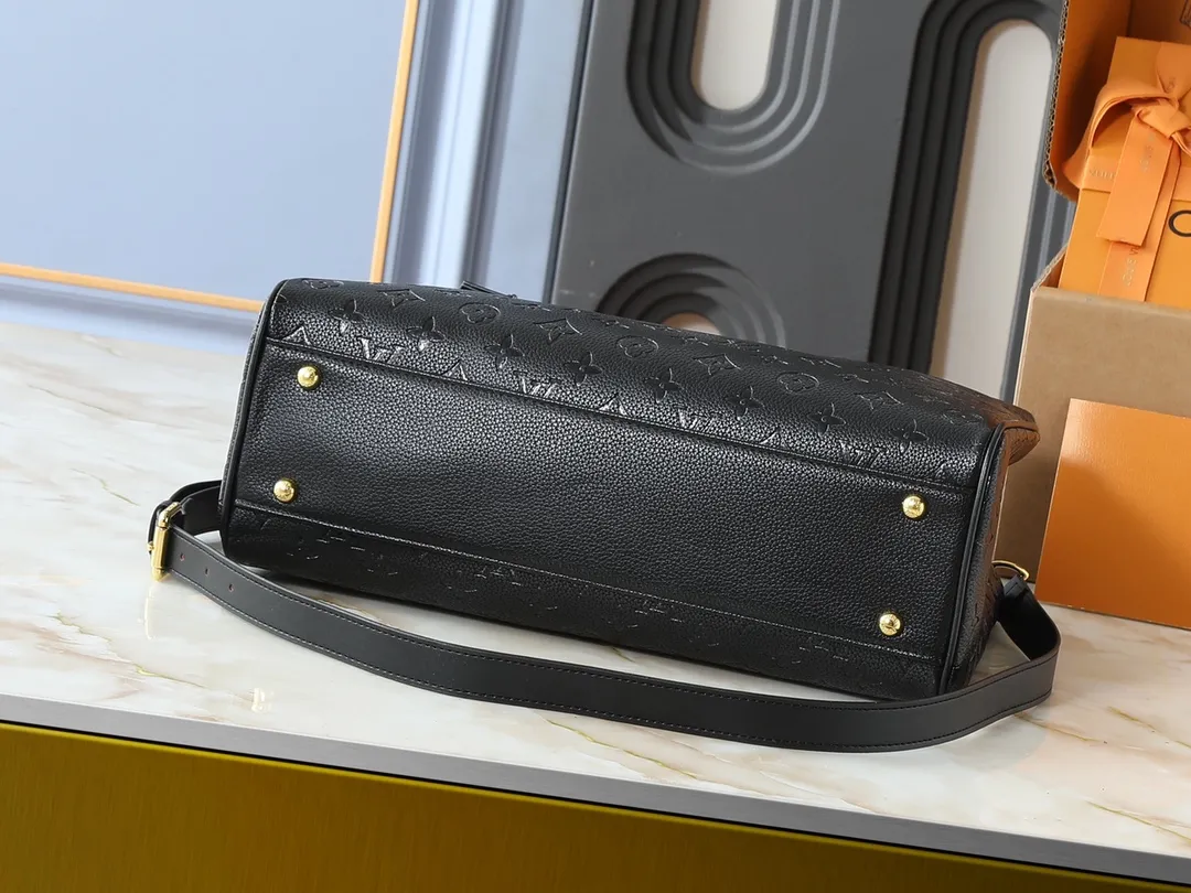 💰280💰Upgraded original M25575 M25577 M15231 Avenue MM (Avenue MM) is a modern alternative to the Grand Palais handbag. Suitable for busy city life, a design that transcends its time. Made of signature single-check leather. Naming choices and base fabric details highlight House’s outstanding craftsmanship. A spacious and practical piece that can accommodate A4-sized documents, a laptop, and various daily necessities. Dimensions: 38.5 x 24 x 15 cm (length x height x width)