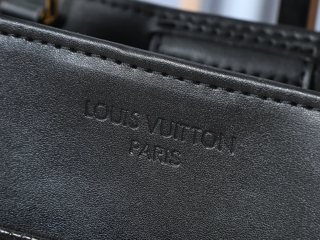 💰280💰Upgraded original M25575 M25577 M15231 Avenue MM (Avenue MM) is a modern alternative to the Grand Palais handbag. Suitable for busy city life, a design that transcends its time. Made of signature single-check leather. Naming choices and base fabric details highlight House’s outstanding craftsmanship. A spacious and practical piece that can accommodate A4-sized documents, a laptop, and various daily necessities. Dimensions: 38.5 x 24 x 15 cm (length x height x width)