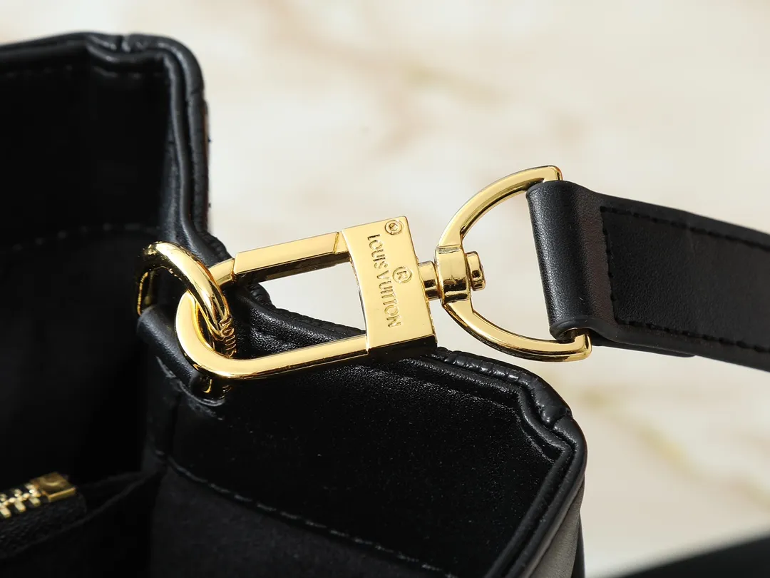 💰280💰Upgraded original M25575 M25577 M15231 Avenue MM (Avenue MM) is a modern alternative to the Grand Palais handbag. Suitable for busy city life, a design that transcends its time. Made of signature single-check leather. Naming choices and base fabric details highlight House’s outstanding craftsmanship. A spacious and practical piece that can accommodate A4-sized documents, a laptop, and various daily necessities. Dimensions: 38.5 x 24 x 15 cm (length x height x width)