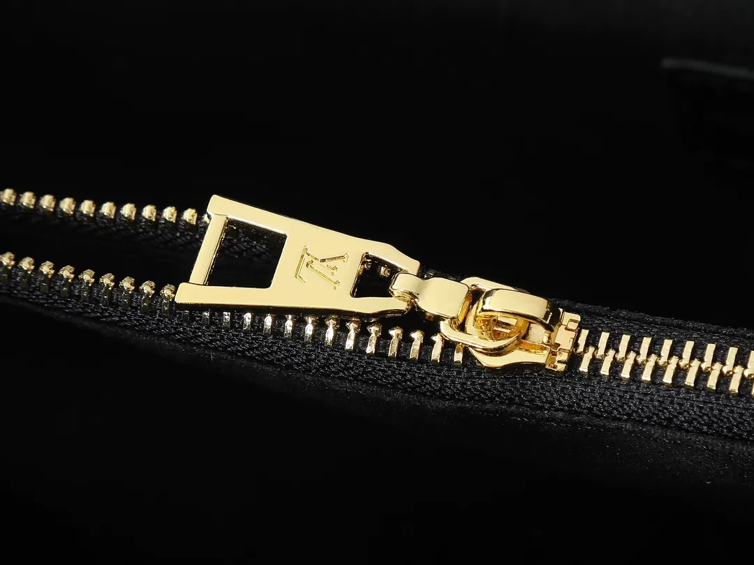 💰280💰Upgraded original M25575 M25577 M15231 Avenue MM (Avenue MM) is a modern alternative to the Grand Palais handbag. Suitable for busy city life, a design that transcends its time. Made of signature single-check leather. Naming choices and base fabric details highlight House’s outstanding craftsmanship. A spacious and practical piece that can accommodate A4-sized documents, a laptop, and various daily necessities. Dimensions: 38.5 x 24 x 15 cm (length x height x width)