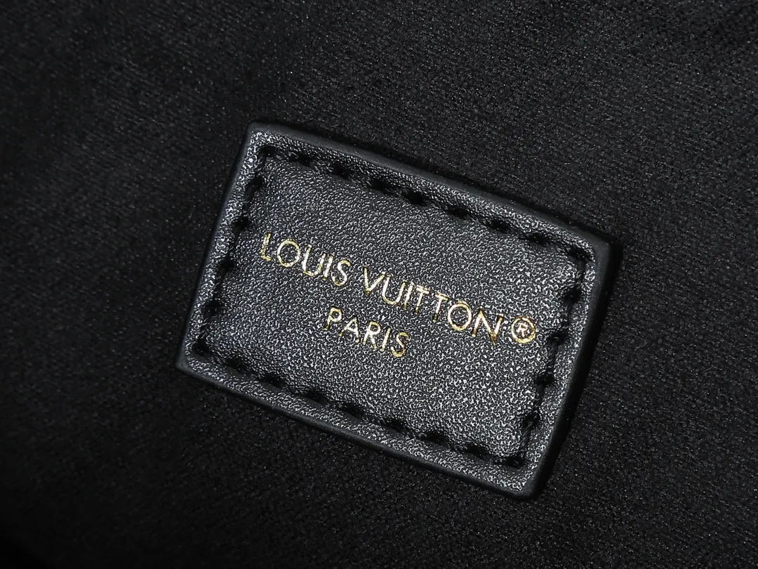 💰280💰Upgraded original M25575 M25577 M15231 Avenue MM (Avenue MM) is a modern alternative to the Grand Palais handbag. Suitable for busy city life, a design that transcends its time. Made of signature single-check leather. Naming choices and base fabric details highlight House’s outstanding craftsmanship. A spacious and practical piece that can accommodate A4-sized documents, a laptop, and various daily necessities. Dimensions: 38.5 x 24 x 15 cm (length x height x width)