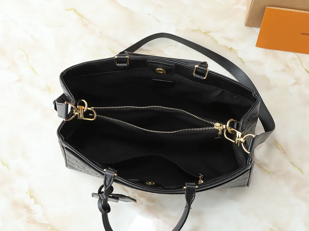 💰280💰Upgraded original M25575 M25577 M15231 Avenue MM (Avenue MM) is a modern alternative to the Grand Palais handbag. Suitable for busy city life, a design that transcends its time. Made of signature single-check leather. Naming choices and base fabric details highlight House’s outstanding craftsmanship. A spacious and practical piece that can accommodate A4-sized documents, a laptop, and various daily necessities. Dimensions: 38.5 x 24 x 15 cm (length x height x width)
