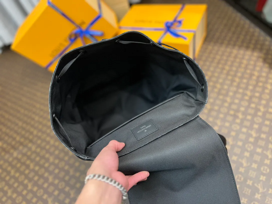 💰1060 Top Original M45538 Black Flower TRIO Backpack The new Trio backpack combines Louis Vuitton’s classic Monogram canvas with the creative elements of Virgil Abloh’s pen, cleverly connecting brand heritage and modern style. The soft material makes it comfortable to carry, and the magnetic closure and multi-pocket design make it more convenient. Detailed features 60 x 72 x 19 cm