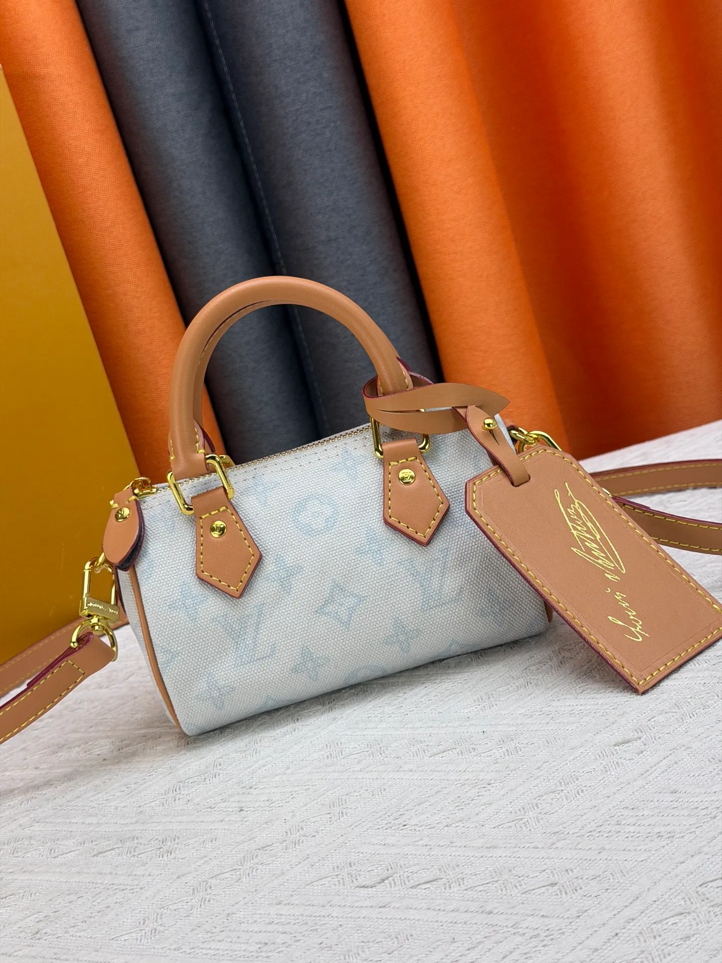 P220 M28322 Red M28323 M27610 M81085 [Exclusive background shot] This Nano Speedy handbag condenses the configuration of Louis Vuitton's classic Speedy handbag. It is made of Monogram canvas with distressed cow leather details and dazzling metal parts, making it easy to carry with you every day. The handles and removable and adjustable shoulder strap allow for a variety of styling possibilities. 16.0 x 10.0 x 7.5 cm (L x H x W) • Monogram coated canvas • Cow leather trim • Metal hardware • Zipper closure • Space to store daily necessities such as a 6.1-inch smartphone, card holder and lipstick • Shoulder strap: removable, adjustable • Half-length strap: 45.5 cm • Half-length strap adjustable to: 54.0 cm • Handle: Double handle