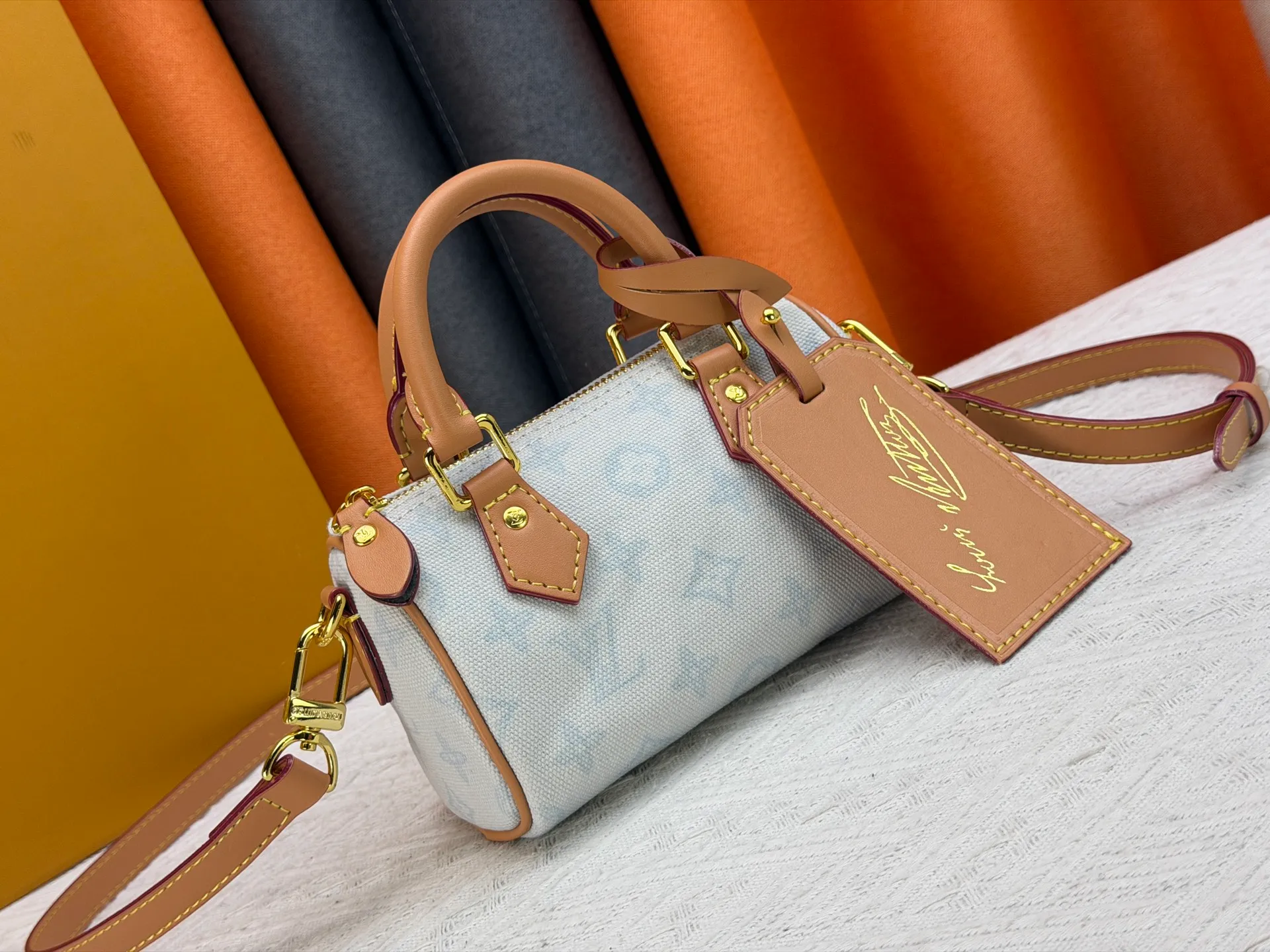 P220 M28322 Red M28323 M27610 M81085 [Exclusive background shot] This Nano Speedy handbag condenses the configuration of Louis Vuitton's classic Speedy handbag. It is made of Monogram canvas with distressed cow leather details and dazzling metal parts, making it easy to carry with you every day. The handles and removable and adjustable shoulder strap allow for a variety of styling possibilities. 16.0 x 10.0 x 7.5 cm (L x H x W) • Monogram coated canvas • Cow leather trim • Metal hardware • Zipper closure • Space to store daily necessities such as a 6.1-inch smartphone, card holder and lipstick • Shoulder strap: removable, adjustable • Half-length strap: 45.5 cm • Half-length strap adjustable to: 54.0 cm • Handle: Double handle