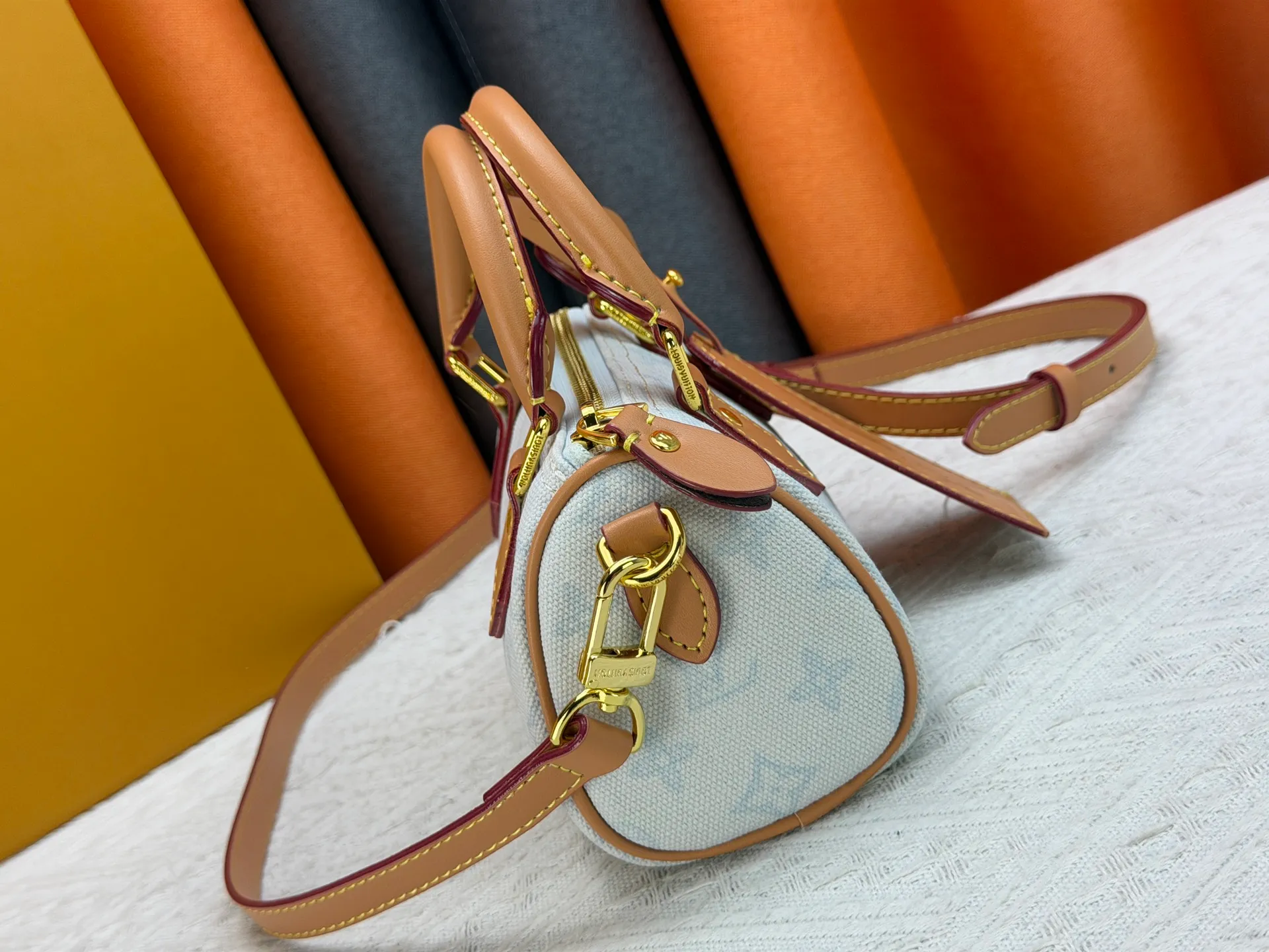 P220 M28322 Red M28323 M27610 M81085 [Exclusive background shot] This Nano Speedy handbag condenses the configuration of Louis Vuitton's classic Speedy handbag. It is made of Monogram canvas with distressed cow leather details and dazzling metal parts, making it easy to carry with you every day. The handles and removable and adjustable shoulder strap allow for a variety of styling possibilities. 16.0 x 10.0 x 7.5 cm (L x H x W) • Monogram coated canvas • Cow leather trim • Metal hardware • Zipper closure • Space to store daily necessities such as a 6.1-inch smartphone, card holder and lipstick • Shoulder strap: removable, adjustable • Half-length strap: 45.5 cm • Half-length strap adjustable to: 54.0 cm • Handle: Double handle
