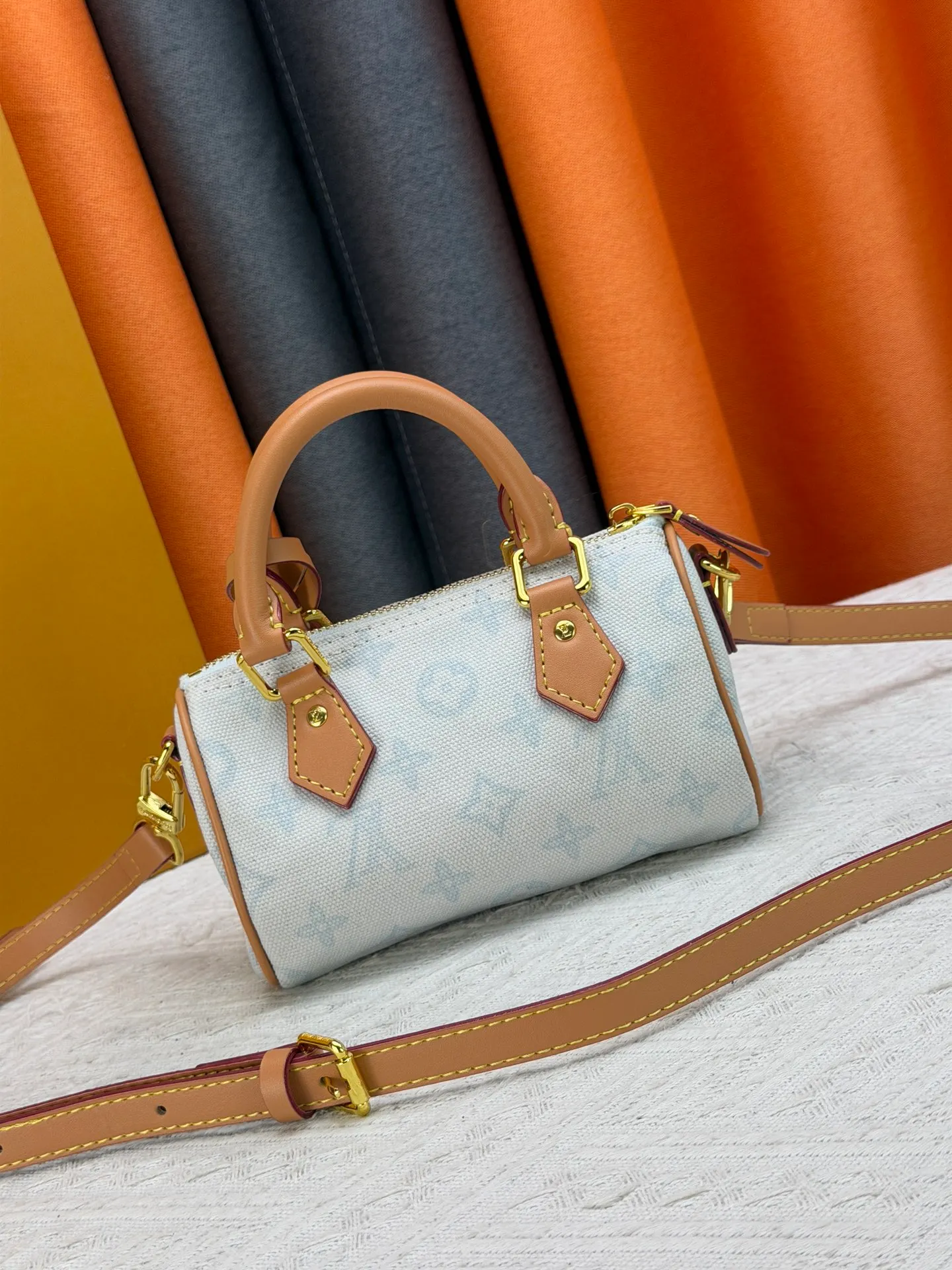 P220 M28322 Red M28323 M27610 M81085 [Exclusive background shot] This Nano Speedy handbag condenses the configuration of Louis Vuitton's classic Speedy handbag. It is made of Monogram canvas with distressed cow leather details and dazzling metal parts, making it easy to carry with you every day. The handles and removable and adjustable shoulder strap allow for a variety of styling possibilities. 16.0 x 10.0 x 7.5 cm (L x H x W) • Monogram coated canvas • Cow leather trim • Metal hardware • Zipper closure • Space to store daily necessities such as a 6.1-inch smartphone, card holder and lipstick • Shoulder strap: removable, adjustable • Half-length strap: 45.5 cm • Half-length strap adjustable to: 54.0 cm • Handle: Double handle
