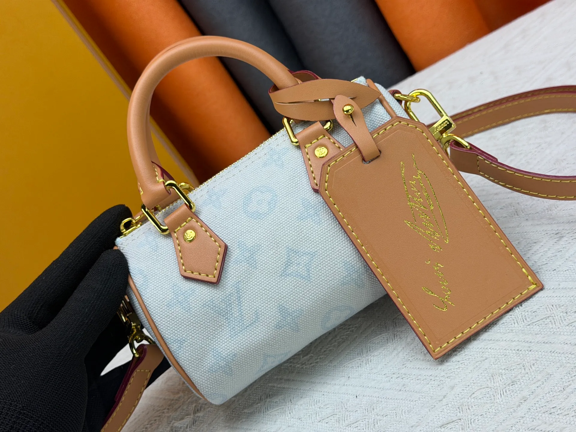 P220 M28322 Red M28323 M27610 M81085 [Exclusive background shot] This Nano Speedy handbag condenses the configuration of Louis Vuitton's classic Speedy handbag. It is made of Monogram canvas with distressed cow leather details and dazzling metal parts, making it easy to carry with you every day. The handles and removable and adjustable shoulder strap allow for a variety of styling possibilities. 16.0 x 10.0 x 7.5 cm (L x H x W) • Monogram coated canvas • Cow leather trim • Metal hardware • Zipper closure • Space to store daily necessities such as a 6.1-inch smartphone, card holder and lipstick • Shoulder strap: removable, adjustable • Half-length strap: 45.5 cm • Half-length strap adjustable to: 54.0 cm • Handle: Double handle