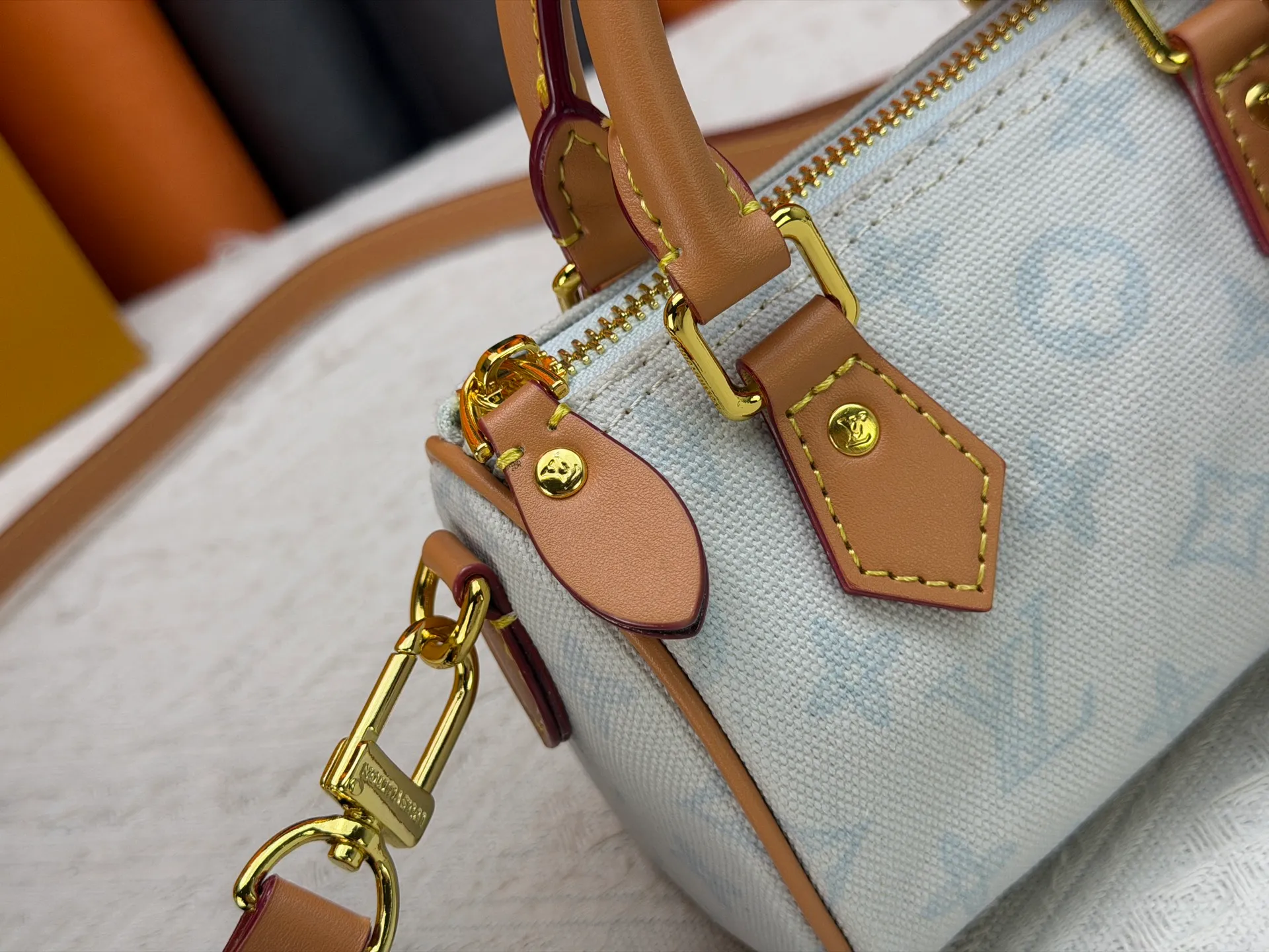 P220 M28322 Red M28323 M27610 M81085 [Exclusive background shot] This Nano Speedy handbag condenses the configuration of Louis Vuitton's classic Speedy handbag. It is made of Monogram canvas with distressed cow leather details and dazzling metal parts, making it easy to carry with you every day. The handles and removable and adjustable shoulder strap allow for a variety of styling possibilities. 16.0 x 10.0 x 7.5 cm (L x H x W) • Monogram coated canvas • Cow leather trim • Metal hardware • Zipper closure • Space to store daily necessities such as a 6.1-inch smartphone, card holder and lipstick • Shoulder strap: removable, adjustable • Half-length strap: 45.5 cm • Half-length strap adjustable to: 54.0 cm • Handle: Double handle