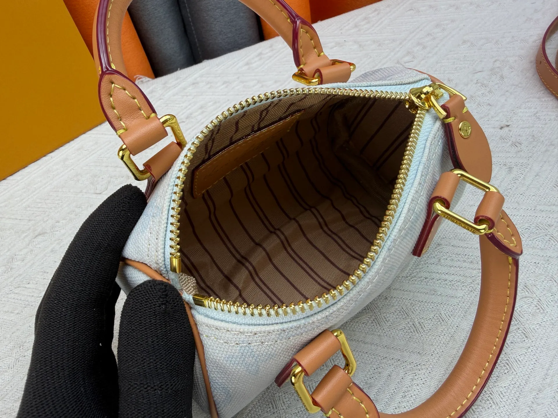 P220 M28322 Red M28323 M27610 M81085 [Exclusive background shot] This Nano Speedy handbag condenses the configuration of Louis Vuitton's classic Speedy handbag. It is made of Monogram canvas with distressed cow leather details and dazzling metal parts, making it easy to carry with you every day. The handles and removable and adjustable shoulder strap allow for a variety of styling possibilities. 16.0 x 10.0 x 7.5 cm (L x H x W) • Monogram coated canvas • Cow leather trim • Metal hardware • Zipper closure • Space to store daily necessities such as a 6.1-inch smartphone, card holder and lipstick • Shoulder strap: removable, adjustable • Half-length strap: 45.5 cm • Half-length strap adjustable to: 54.0 cm • Handle: Double handle