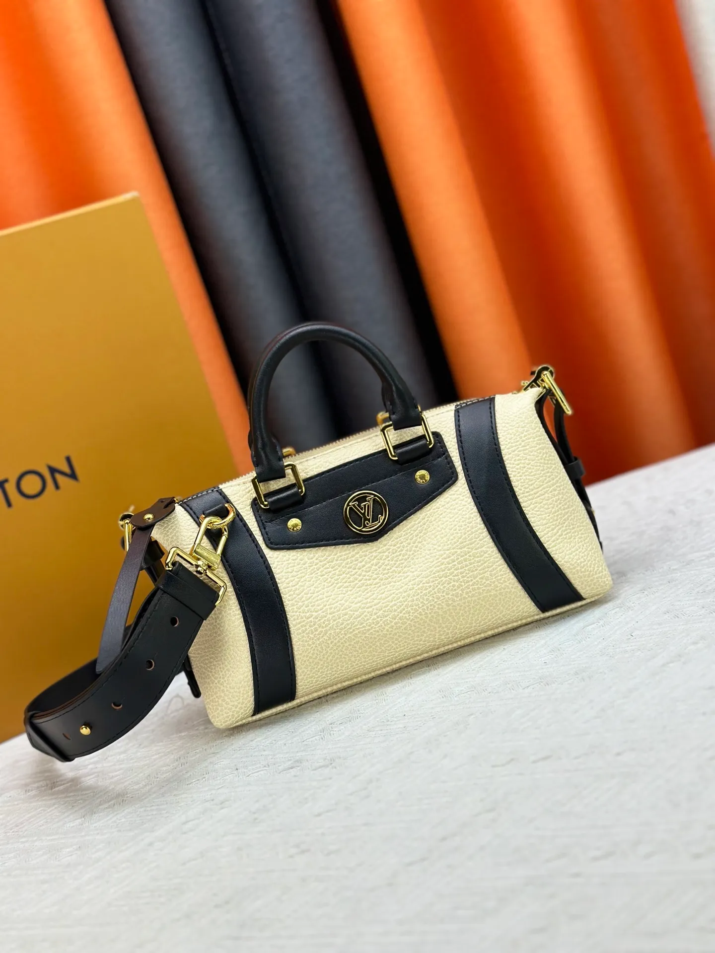 P300 [Exclusive real shot] M25566 M14623 Full leather motorcycle bag M14702 M14700 NANO LV BIKER handbag This Nano LV Rider handbag is from the 2025 spring and summer series. It is made of pixelated grain sheep leather with smooth cowhide elements, and is decorated with elegant patches with the LV Circle logo. The foldable configuration makes it easy to store in a suitcase, and the modern design adds a rock-n-roll edge to any look. Dimensions: 10 x 10 x 23 cm