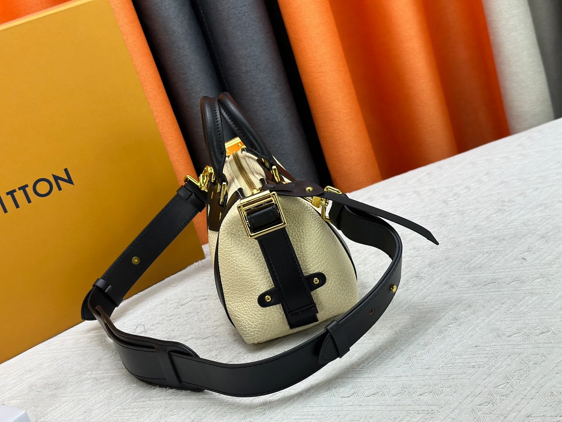 P300 [Exclusive real shot] M25566 M14623 Full leather motorcycle bag M14702 M14700 NANO LV BIKER handbag This Nano LV Rider handbag is from the 2025 spring and summer series. It is made of pixelated grain sheep leather with smooth cowhide elements, and is decorated with elegant patches with the LV Circle logo. The foldable configuration makes it easy to store in a suitcase, and the modern design adds a rock-n-roll edge to any look. Dimensions: 10 x 10 x 23 cm