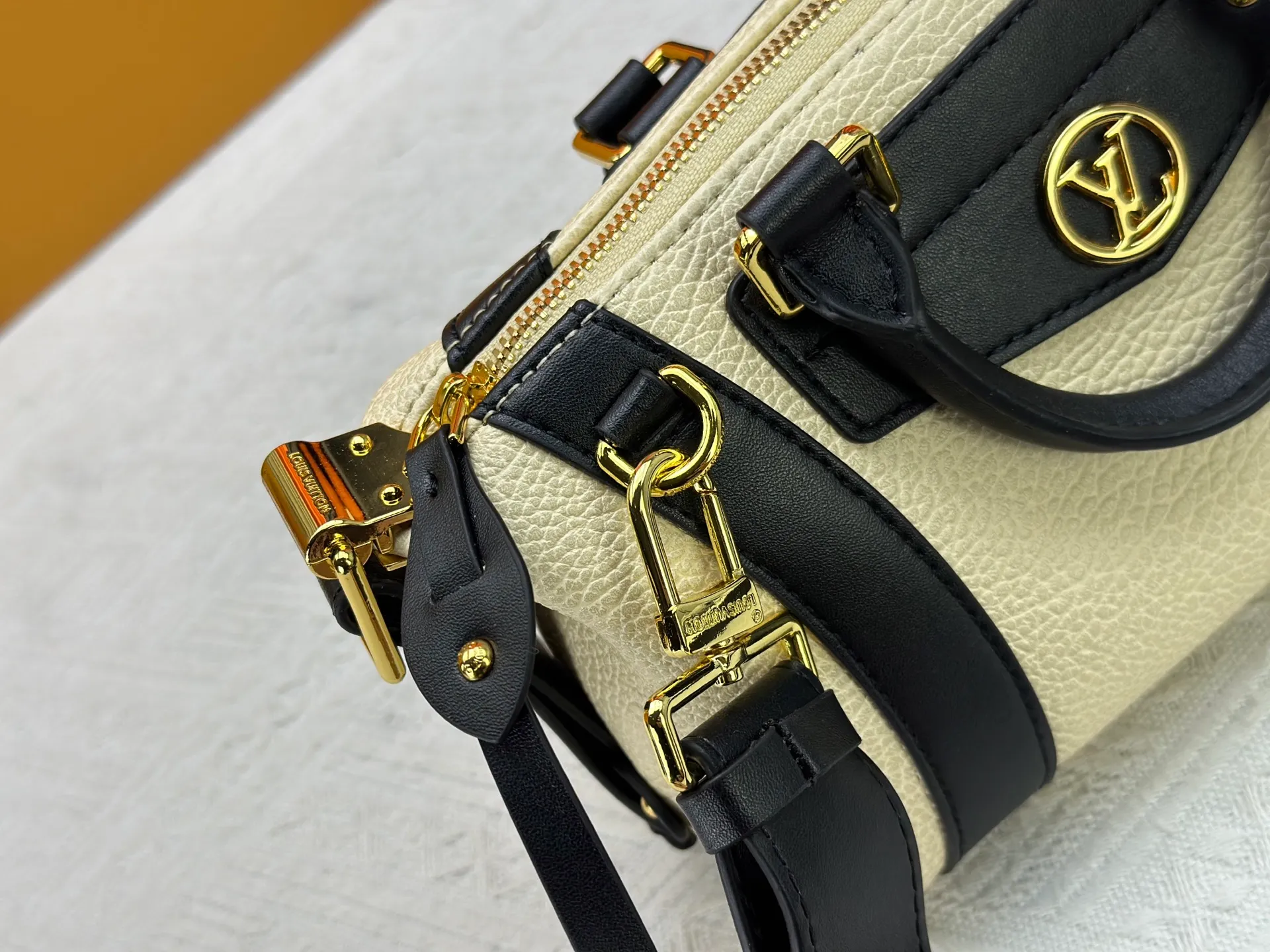 P300 [Exclusive real shot] M25566 M14623 Full leather motorcycle bag M14702 M14700 NANO LV BIKER handbag This Nano LV Rider handbag is from the 2025 spring and summer series. It is made of pixelated grain sheep leather with smooth cowhide elements, and is decorated with elegant patches with the LV Circle logo. The foldable configuration makes it easy to store in a suitcase, and the modern design adds a rock-n-roll edge to any look. Dimensions: 10 x 10 x 23 cm