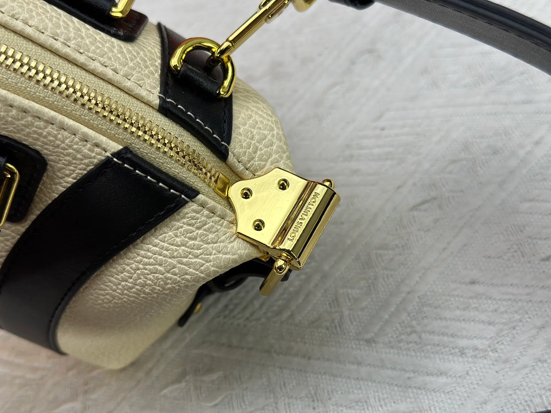 P300 [Exclusive real shot] M25566 M14623 Full leather motorcycle bag M14702 M14700 NANO LV BIKER handbag This Nano LV Rider handbag is from the 2025 spring and summer series. It is made of pixelated grain sheep leather with smooth cowhide elements, and is decorated with elegant patches with the LV Circle logo. The foldable configuration makes it easy to store in a suitcase, and the modern design adds a rock-n-roll edge to any look. Dimensions: 10 x 10 x 23 cm