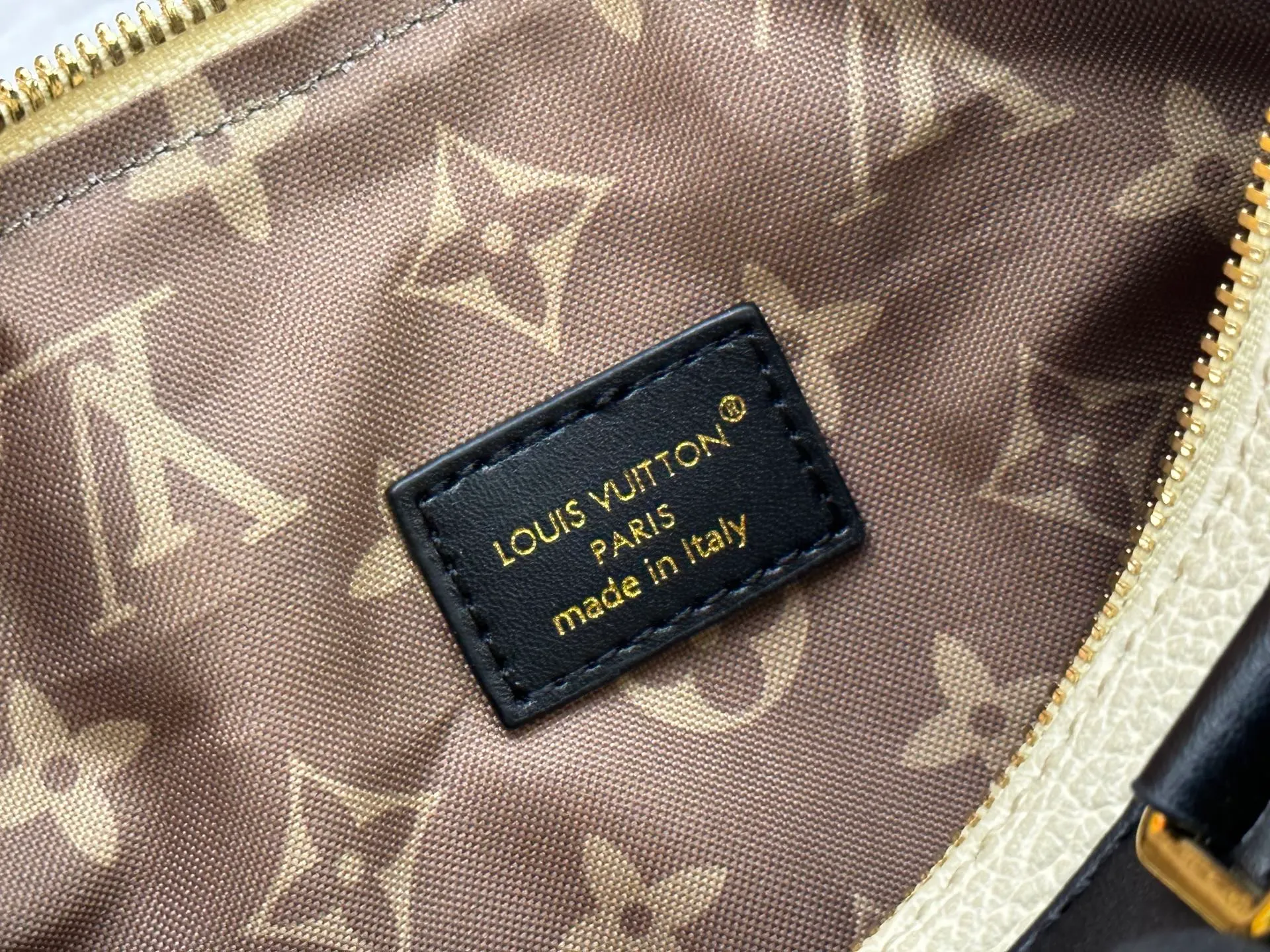 P300 [Exclusive real shot] M25566 M14623 Full leather motorcycle bag M14702 M14700 NANO LV BIKER handbag This Nano LV Rider handbag is from the 2025 spring and summer series. It is made of pixelated grain sheep leather with smooth cowhide elements, and is decorated with elegant patches with the LV Circle logo. The foldable configuration makes it easy to store in a suitcase, and the modern design adds a rock-n-roll edge to any look. Dimensions: 10 x 10 x 23 cm