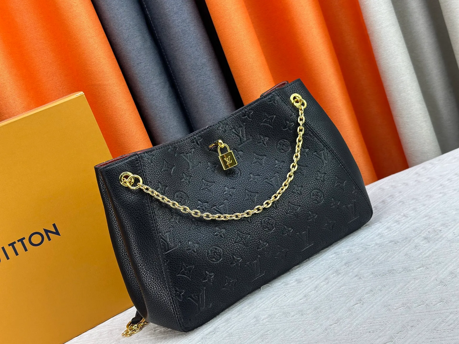 P280 P260 Model No. M14414 M14659 M14234 M This Anytime medium handbag recalls the Promenade handbag that was born in 1988, making it a perfect choice for daily commuting and weekend outings. The Monogram Empreinte leather bag is embellished with shiny metal hardware, and the LV padlock can be hung from the sliding chain shoulder strap, making it easy to explore a variety of styling possibilities and carrying methods. Cow leather - Cow leather trim - Fabric lining - Metal hardware - Magnetic closure - Decorative padlock - Large front pocket - Zipper pocket - Can hold a 13-inch laptop, 6.7-inch smartphone, Sarah long wallet, notebook, sunglasses and keys - Chain: sliding to adjust, not removable! ! Model: M14658; Size: large 42x27x14CM, small 20×13×34cm