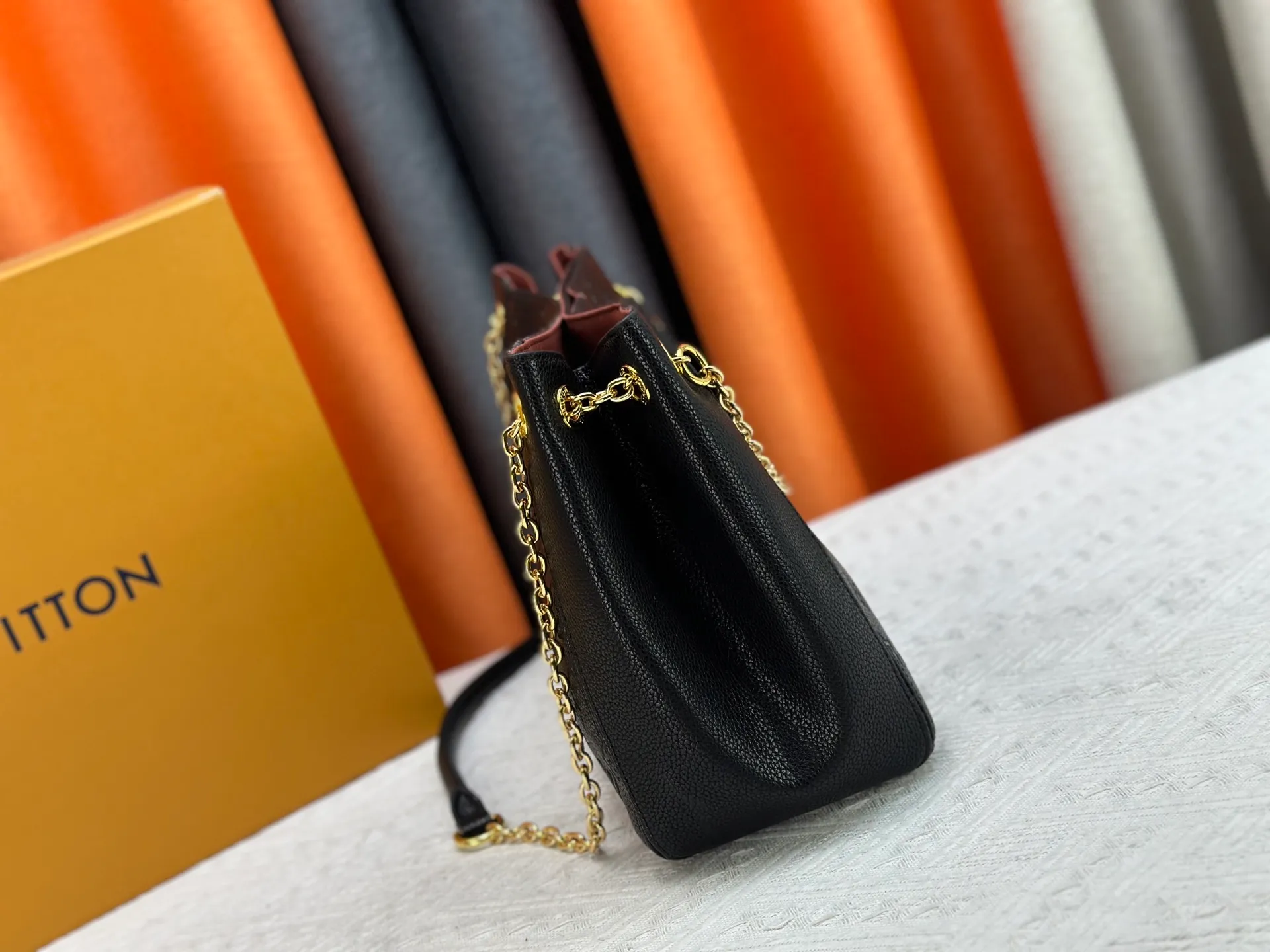 P280 P260 Model No. M14414 M14659 M14234 M This Anytime medium handbag recalls the Promenade handbag that was born in 1988, making it a perfect choice for daily commuting and weekend outings. The Monogram Empreinte leather bag is embellished with shiny metal hardware, and the LV padlock can be hung from the sliding chain shoulder strap, making it easy to explore a variety of styling possibilities and carrying methods. Cow leather - Cow leather trim - Fabric lining - Metal hardware - Magnetic closure - Decorative padlock - Large front pocket - Zipper pocket - Can hold a 13-inch laptop, 6.7-inch smartphone, Sarah long wallet, notebook, sunglasses and keys - Chain: sliding to adjust, not removable! ! Model: M14658; Size: large 42x27x14CM, small 20×13×34cm