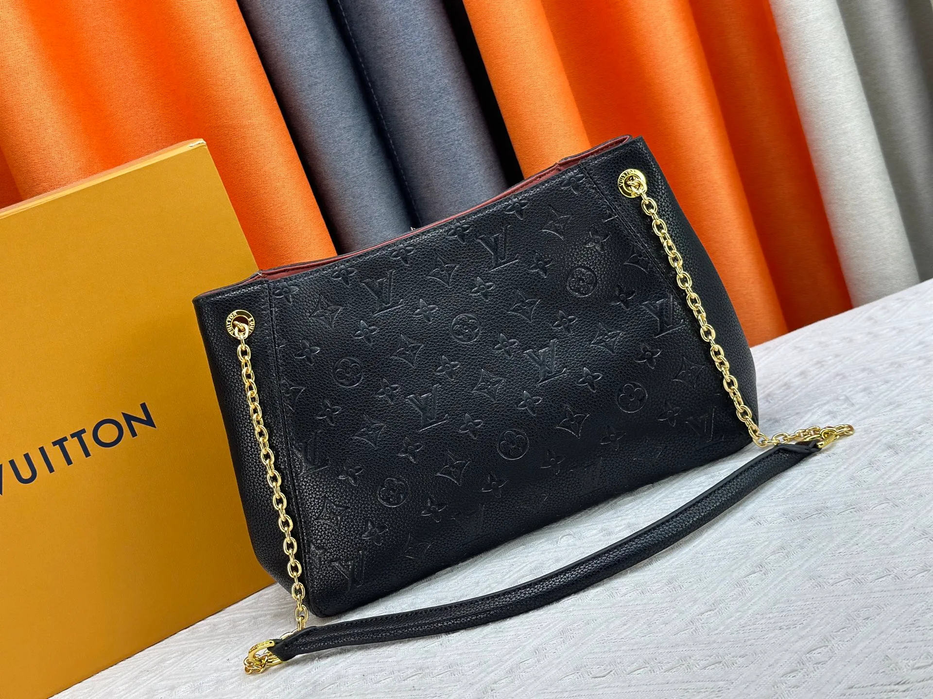 P280 P260 Model No. M14414 M14659 M14234 M This Anytime medium handbag recalls the Promenade handbag that was born in 1988, making it a perfect choice for daily commuting and weekend outings. The Monogram Empreinte leather bag is embellished with shiny metal hardware, and the LV padlock can be hung from the sliding chain shoulder strap, making it easy to explore a variety of styling possibilities and carrying methods. Cow leather - Cow leather trim - Fabric lining - Metal hardware - Magnetic closure - Decorative padlock - Large front pocket - Zipper pocket - Can hold a 13-inch laptop, 6.7-inch smartphone, Sarah long wallet, notebook, sunglasses and keys - Chain: sliding to adjust, not removable! ! Model: M14658; Size: large 42x27x14CM, small 20×13×34cm