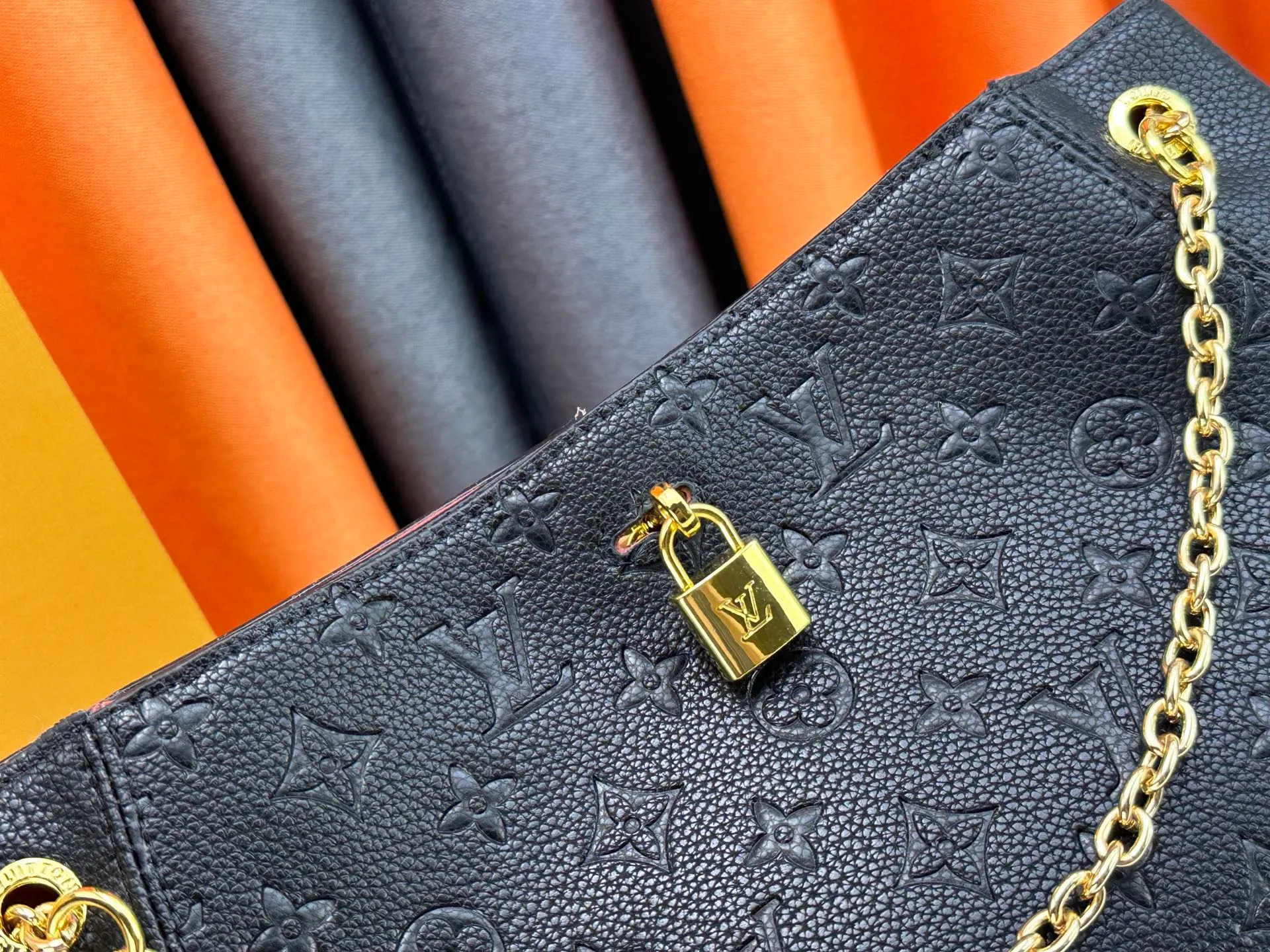 P280 P260 Model No. M14414 M14659 M14234 M This Anytime medium handbag recalls the Promenade handbag that was born in 1988, making it a perfect choice for daily commuting and weekend outings. The Monogram Empreinte leather bag is embellished with shiny metal hardware, and the LV padlock can be hung from the sliding chain shoulder strap, making it easy to explore a variety of styling possibilities and carrying methods. Cow leather - Cow leather trim - Fabric lining - Metal hardware - Magnetic closure - Decorative padlock - Large front pocket - Zipper pocket - Can hold a 13-inch laptop, 6.7-inch smartphone, Sarah long wallet, notebook, sunglasses and keys - Chain: sliding to adjust, not removable! ! Model: M14658; Size: large 42x27x14CM, small 20×13×34cm