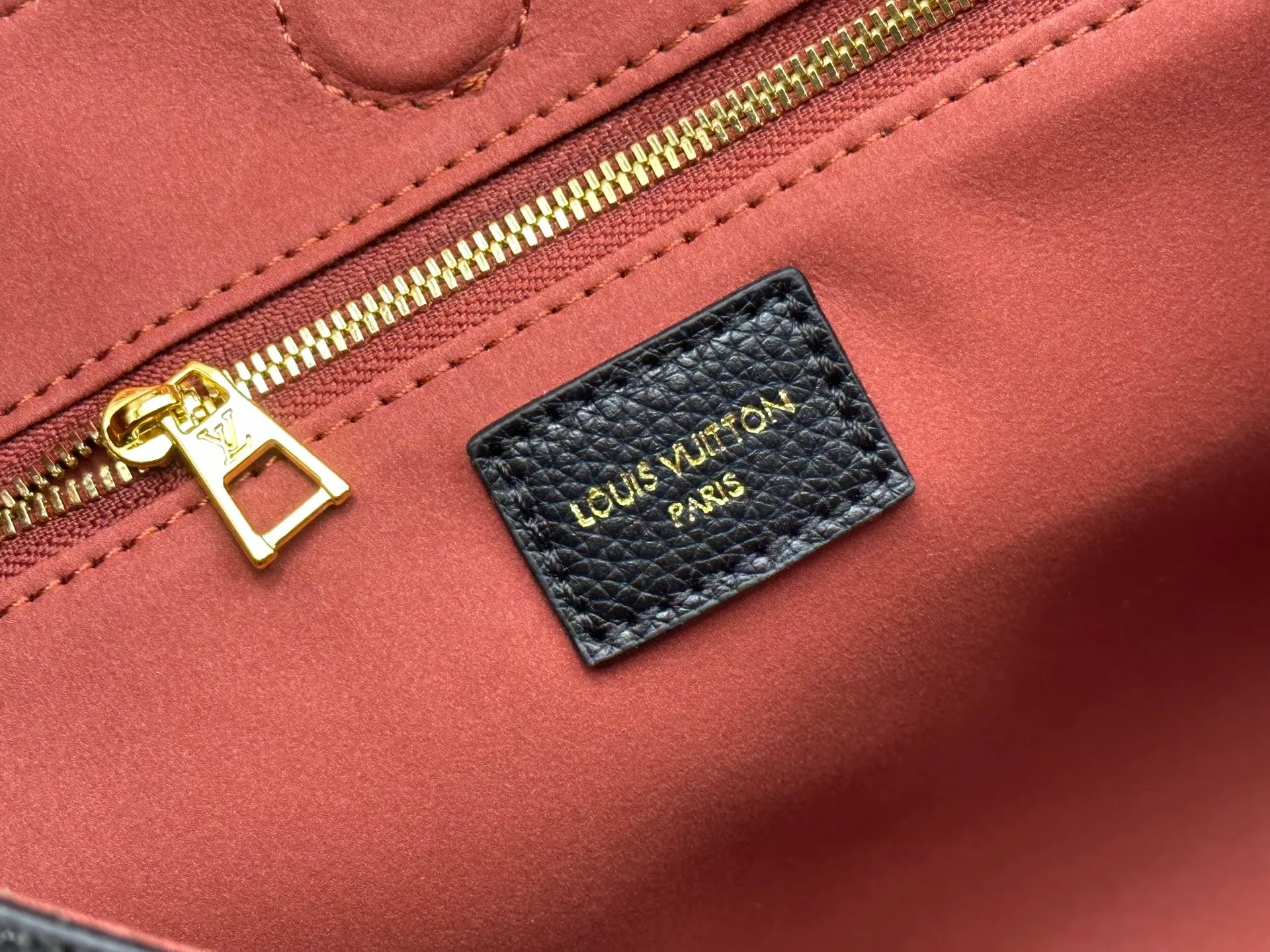 P280 P260 Model No. M14414 M14659 M14234 M This Anytime medium handbag recalls the Promenade handbag that was born in 1988, making it a perfect choice for daily commuting and weekend outings. The Monogram Empreinte leather bag is embellished with shiny metal hardware, and the LV padlock can be hung from the sliding chain shoulder strap, making it easy to explore a variety of styling possibilities and carrying methods. Cow leather - Cow leather trim - Fabric lining - Metal hardware - Magnetic closure - Decorative padlock - Large front pocket - Zipper pocket - Can hold a 13-inch laptop, 6.7-inch smartphone, Sarah long wallet, notebook, sunglasses and keys - Chain: sliding to adjust, not removable! ! Model: M14658; Size: large 42x27x14CM, small 20×13×34cm