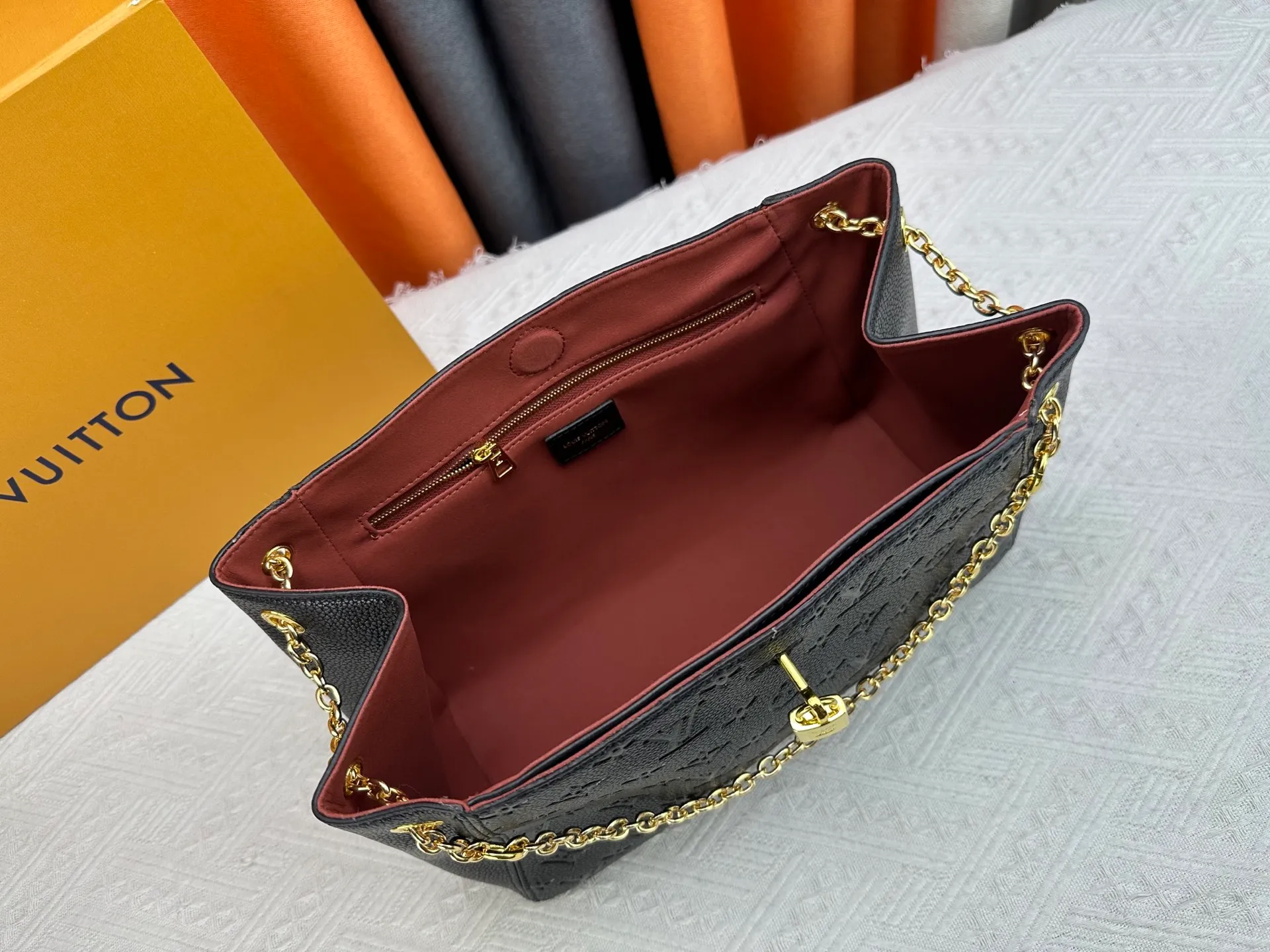 P280 P260 Model No. M14414 M14659 M14234 M This Anytime medium handbag recalls the Promenade handbag that was born in 1988, making it a perfect choice for daily commuting and weekend outings. The Monogram Empreinte leather bag is embellished with shiny metal hardware, and the LV padlock can be hung from the sliding chain shoulder strap, making it easy to explore a variety of styling possibilities and carrying methods. Cow leather - Cow leather trim - Fabric lining - Metal hardware - Magnetic closure - Decorative padlock - Large front pocket - Zipper pocket - Can hold a 13-inch laptop, 6.7-inch smartphone, Sarah long wallet, notebook, sunglasses and keys - Chain: sliding to adjust, not removable! ! Model: M14658; Size: large 42x27x14CM, small 20×13×34cm