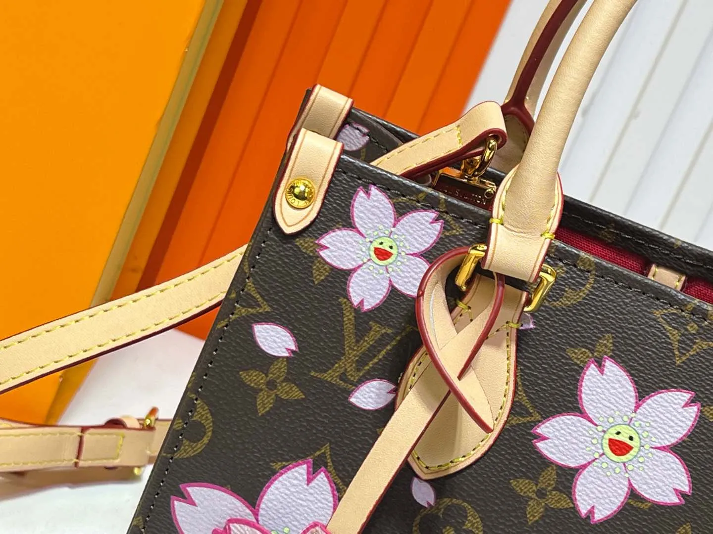 Batch 260💰M45659 M13668!🔥Lv&Takashi Murakami🐼Sakura🌸OnTheGo small new version The legendary ONTHEGO handbag: always able to meet your various needs for handbags. It has a large capacity but is not bulky. It is stiff and soft to the touch, making it suitable for home and travel. Tighten the side ties and it instantly transforms into a stylish urban handbag. Loosen the straps and it transforms into a chic and practical handbag. The slender leather handle can be carried over the shoulder or between the arms. The model shown here is made of Damier Azur canvas. Size: 25x11x19cm