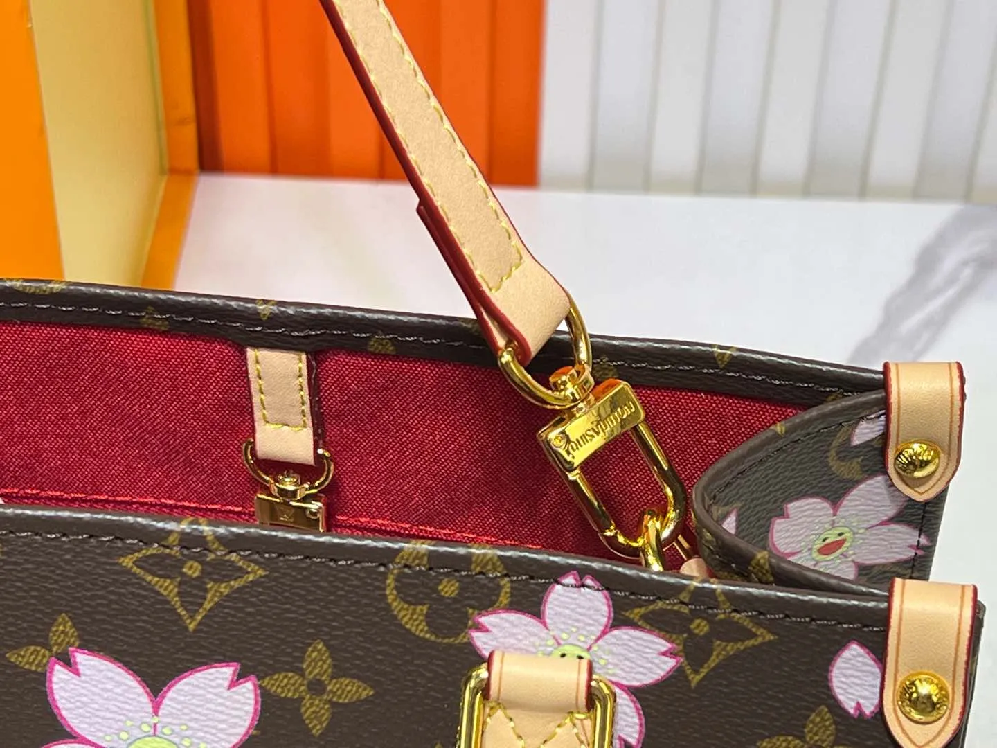 Batch 260💰M45659 M13668!🔥Lv&Takashi Murakami🐼Sakura🌸OnTheGo small new version The legendary ONTHEGO handbag: always able to meet your various needs for handbags. It has a large capacity but is not bulky. It is stiff and soft to the touch, making it suitable for home and travel. Tighten the side ties and it instantly transforms into a stylish urban handbag. Loosen the straps and it transforms into a chic and practical handbag. The slender leather handle can be carried over the shoulder or between the arms. The model shown here is made of Damier Azur canvas. Size: 25x11x19cm