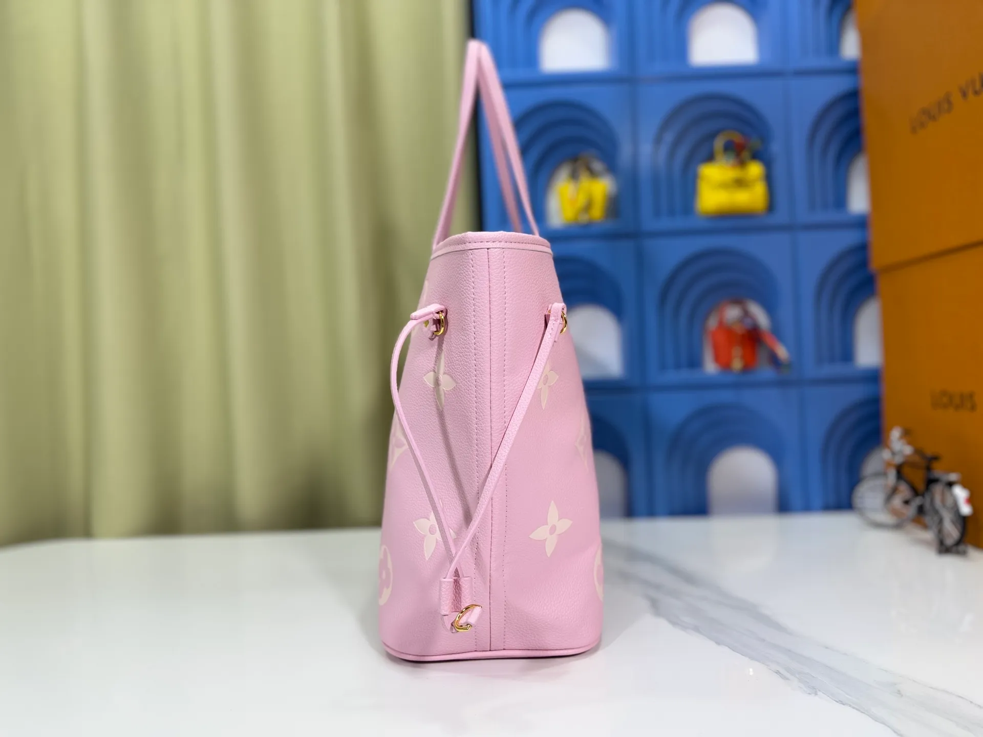 P220 Upgraded original M14210 M45686 M46649 M58907 M46329 M21579 M45685 M46676 M40995 This Neverfull medium handbag uses embossing and printing processes to depict the Monogram pattern on the cow leather. Tighten the side straps and the tote instantly transforms into an elegant urban handbag; the long handle makes it easy to carry over the shoulder or elbow. 31.0 x 28.0 x 14.0 cm (length x height x width)