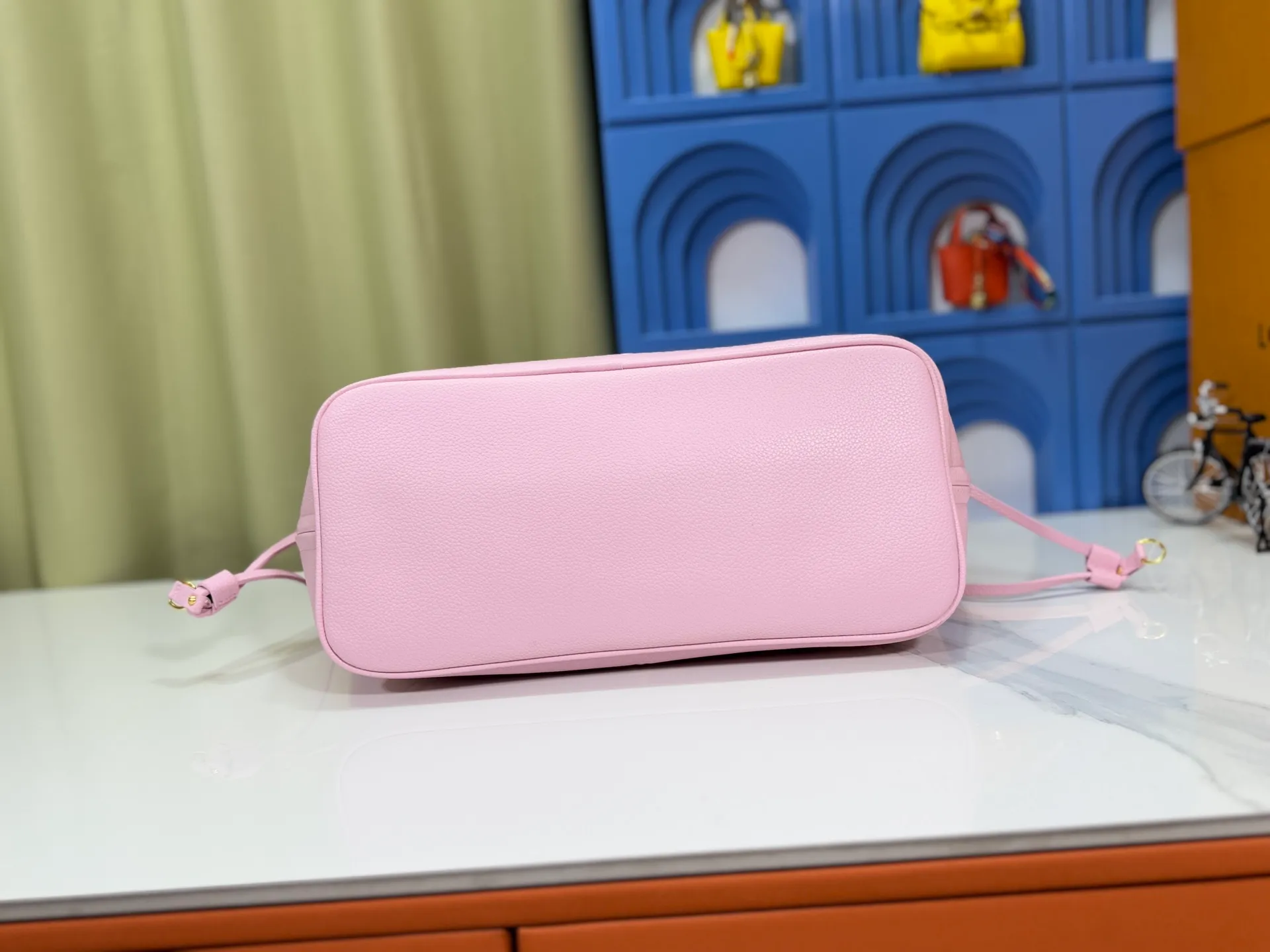 P220 Upgraded original M14210 M45686 M46649 M58907 M46329 M21579 M45685 M46676 M40995 This Neverfull medium handbag uses embossing and printing processes to depict the Monogram pattern on the cow leather. Tighten the side straps and the tote instantly transforms into an elegant urban handbag; the long handle makes it easy to carry over the shoulder or elbow. 31.0 x 28.0 x 14.0 cm (length x height x width)
