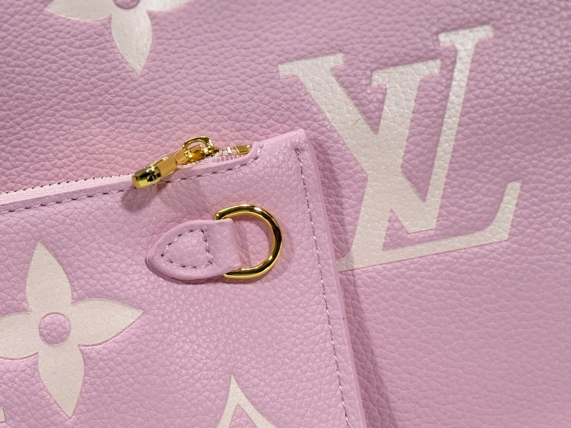 P220 Upgraded original M14210 M45686 M46649 M58907 M46329 M21579 M45685 M46676 M40995 This Neverfull medium handbag uses embossing and printing processes to depict the Monogram pattern on the cow leather. Tighten the side straps and the tote instantly transforms into an elegant urban handbag; the long handle makes it easy to carry over the shoulder or elbow. 31.0 x 28.0 x 14.0 cm (length x height x width)