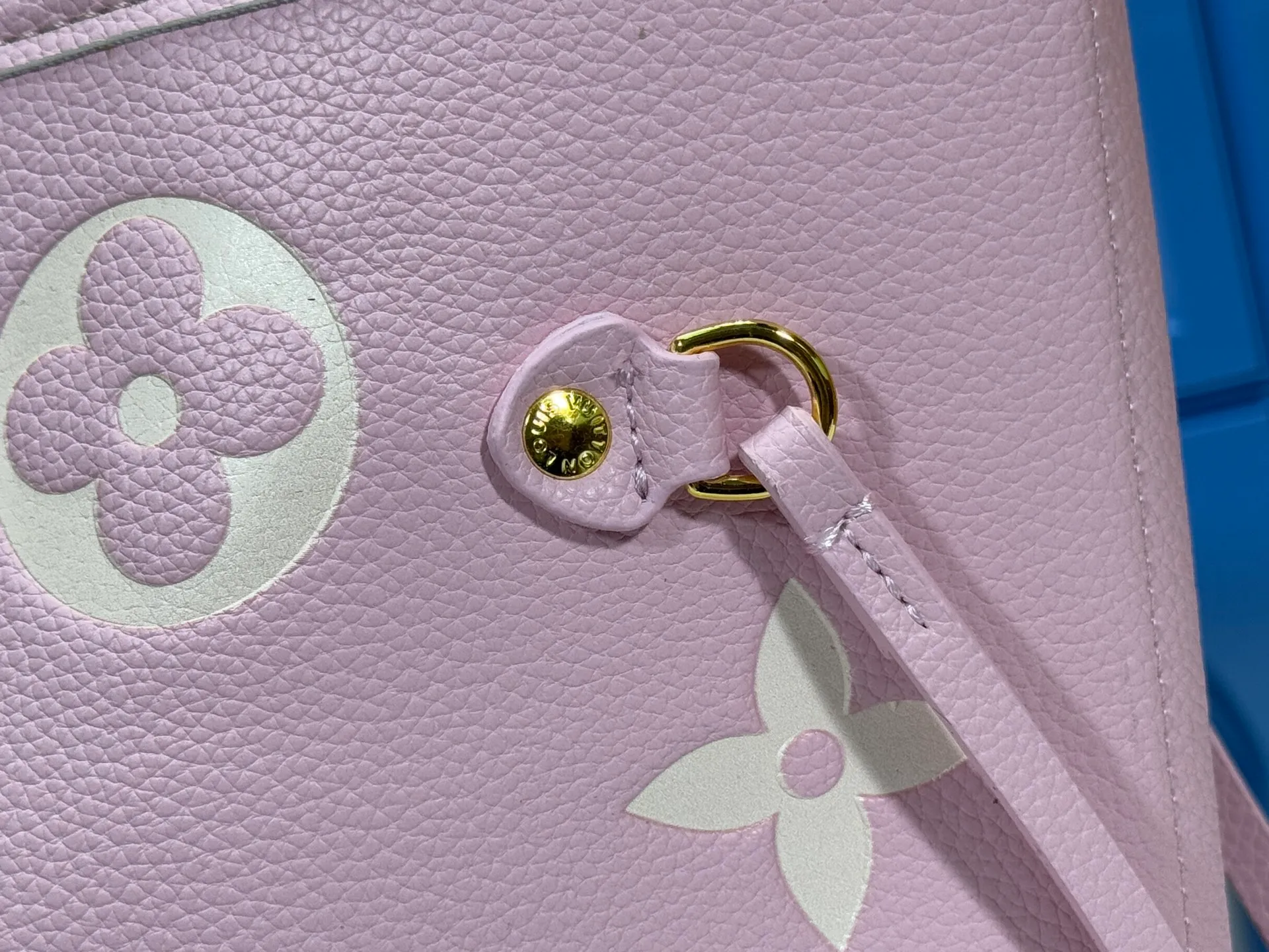 P220 Upgraded original M14210 M45686 M46649 M58907 M46329 M21579 M45685 M46676 M40995 This Neverfull medium handbag uses embossing and printing processes to depict the Monogram pattern on the cow leather. Tighten the side straps and the tote instantly transforms into an elegant urban handbag; the long handle makes it easy to carry over the shoulder or elbow. 31.0 x 28.0 x 14.0 cm (length x height x width)