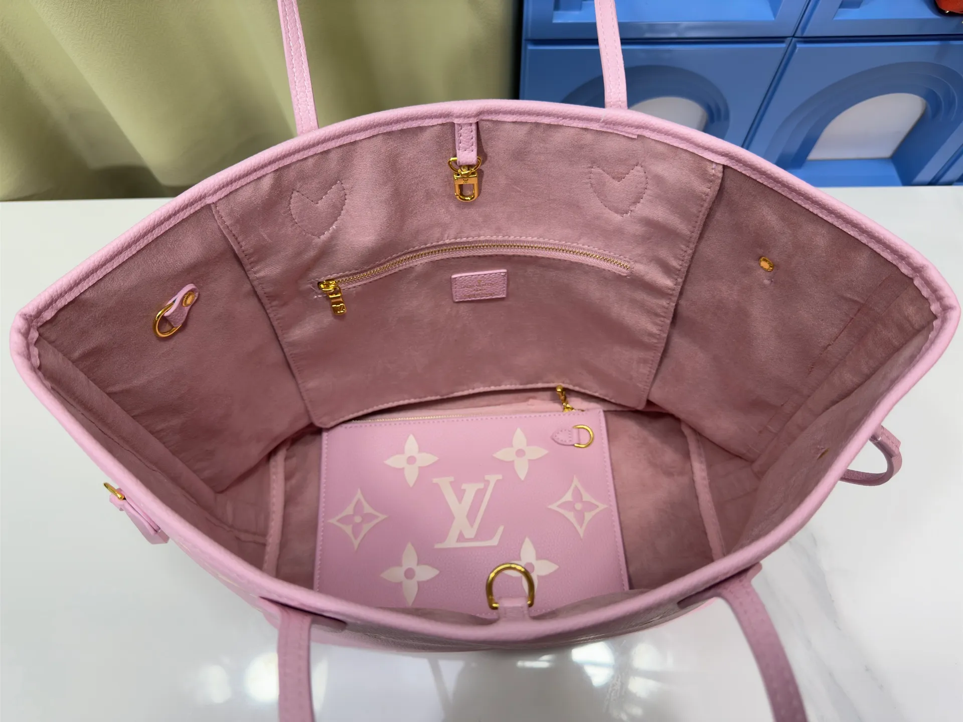 P220 Upgraded original M14210 M45686 M46649 M58907 M46329 M21579 M45685 M46676 M40995 This Neverfull medium handbag uses embossing and printing processes to depict the Monogram pattern on the cow leather. Tighten the side straps and the tote instantly transforms into an elegant urban handbag; the long handle makes it easy to carry over the shoulder or elbow. 31.0 x 28.0 x 14.0 cm (length x height x width)