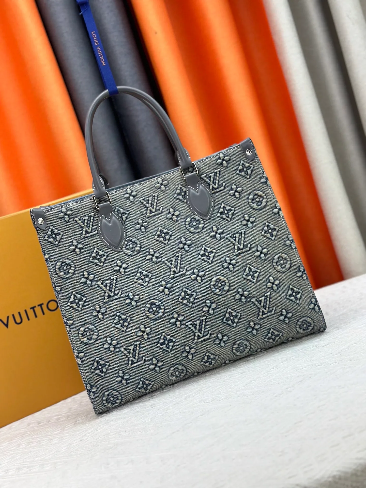 P380 Upgraded original M45039 This denim denim jacquard OnTheGo medium handbag is made of Monogram and Monogram Reverse canvas, with the Monogram Giant pattern embellished on it. The Toron handle and the jacquard textured shoulder strap decorated with the brand's logo create a visual contrast, and the detachable coin bag is suitable for storing change or small items. It combines fashionable charm with various functions, making it a good daily companion. 35.0 x 27.0 x 14 cm (length x height x width)